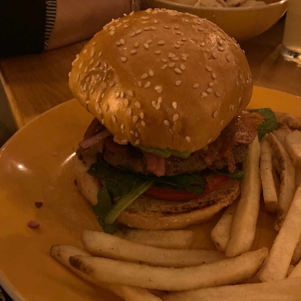 Burger Gula con Aguacate