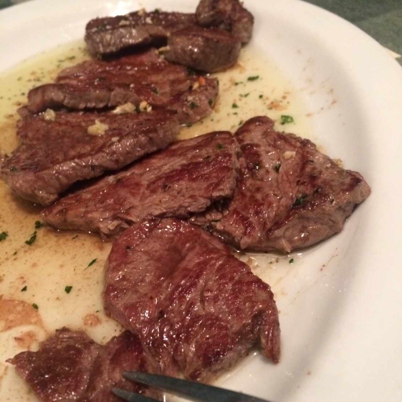 lomito bien cocido con ajo y aceite de oliva