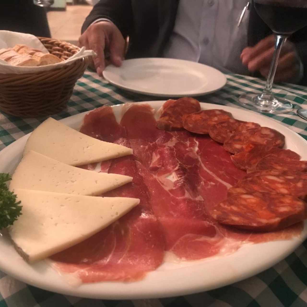 Entrada de quesos y carne