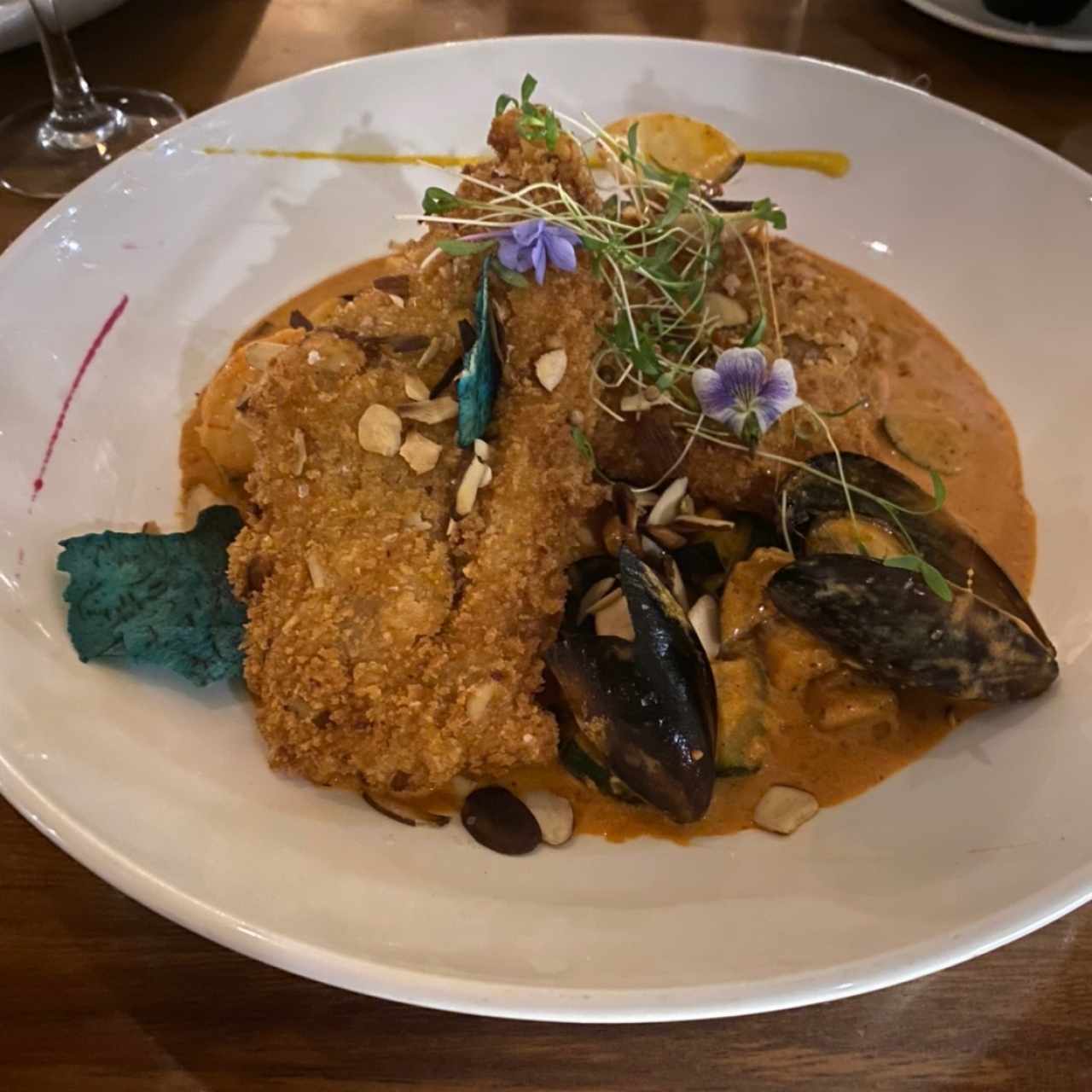 robalo con costra de chorizo y camarones