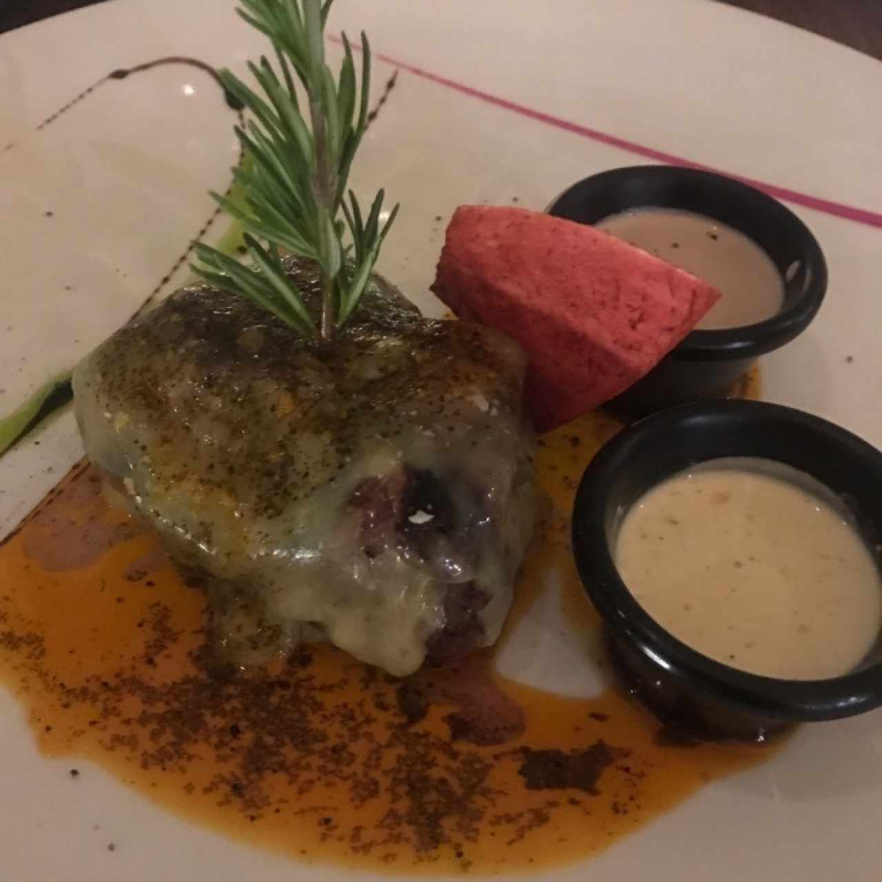 lomito con salsa pimientos y vino tinto