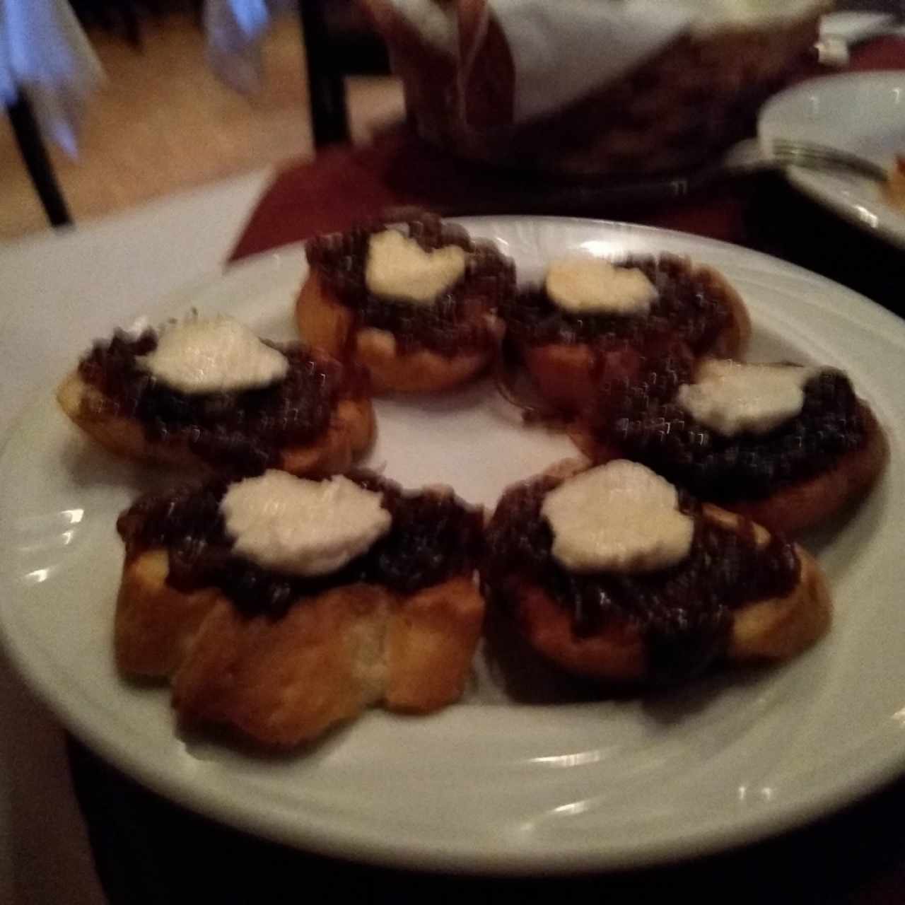 Montaditos de Queso de Cabra y Cebollas Caramelizada