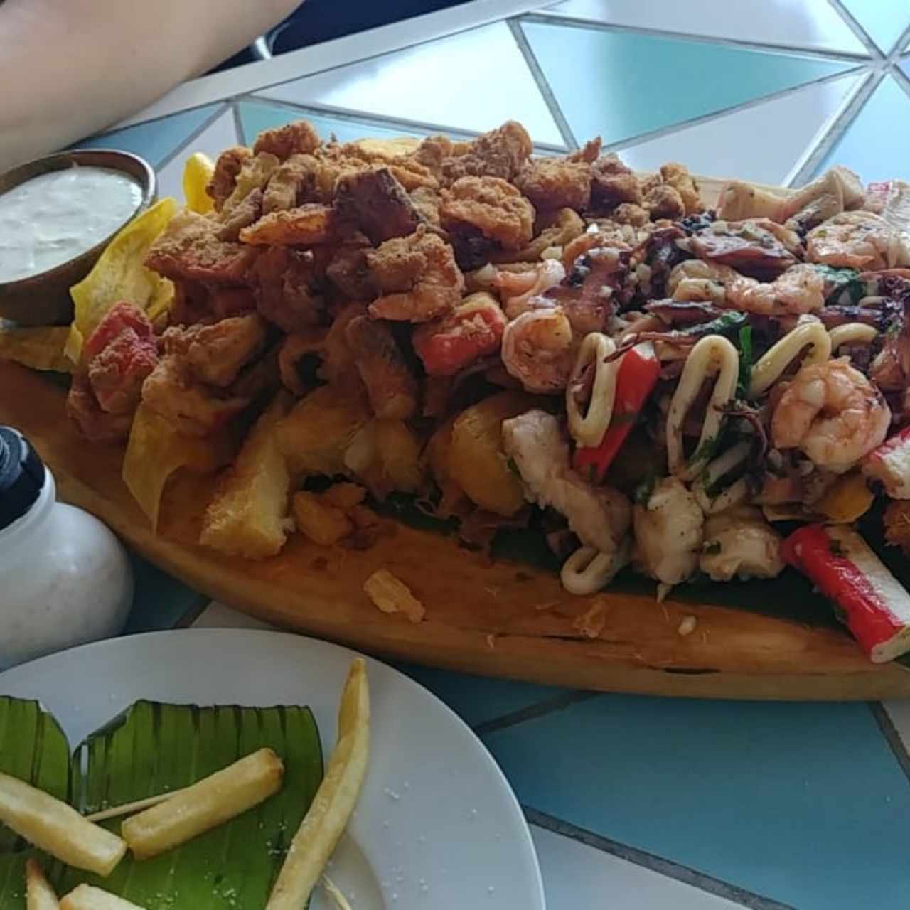 Volcan de Mariscos (Caliente) al Ajillo, a la Parrilla