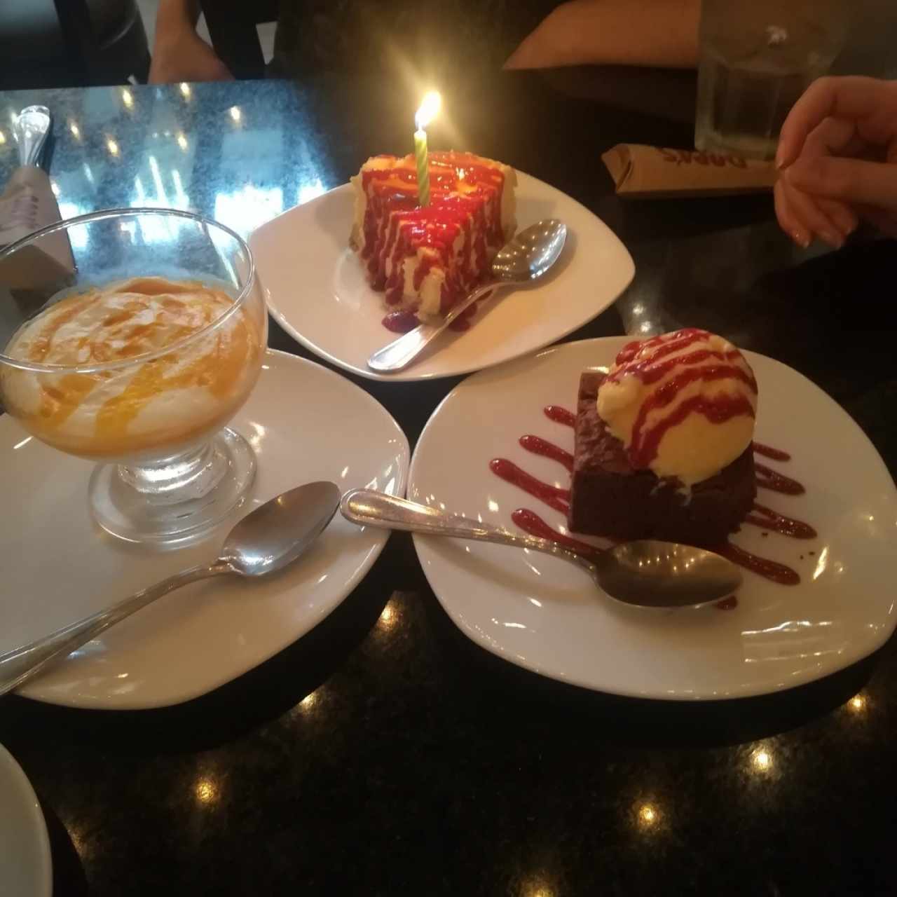 cheese cake, mouse de maracuya y brownie con helado