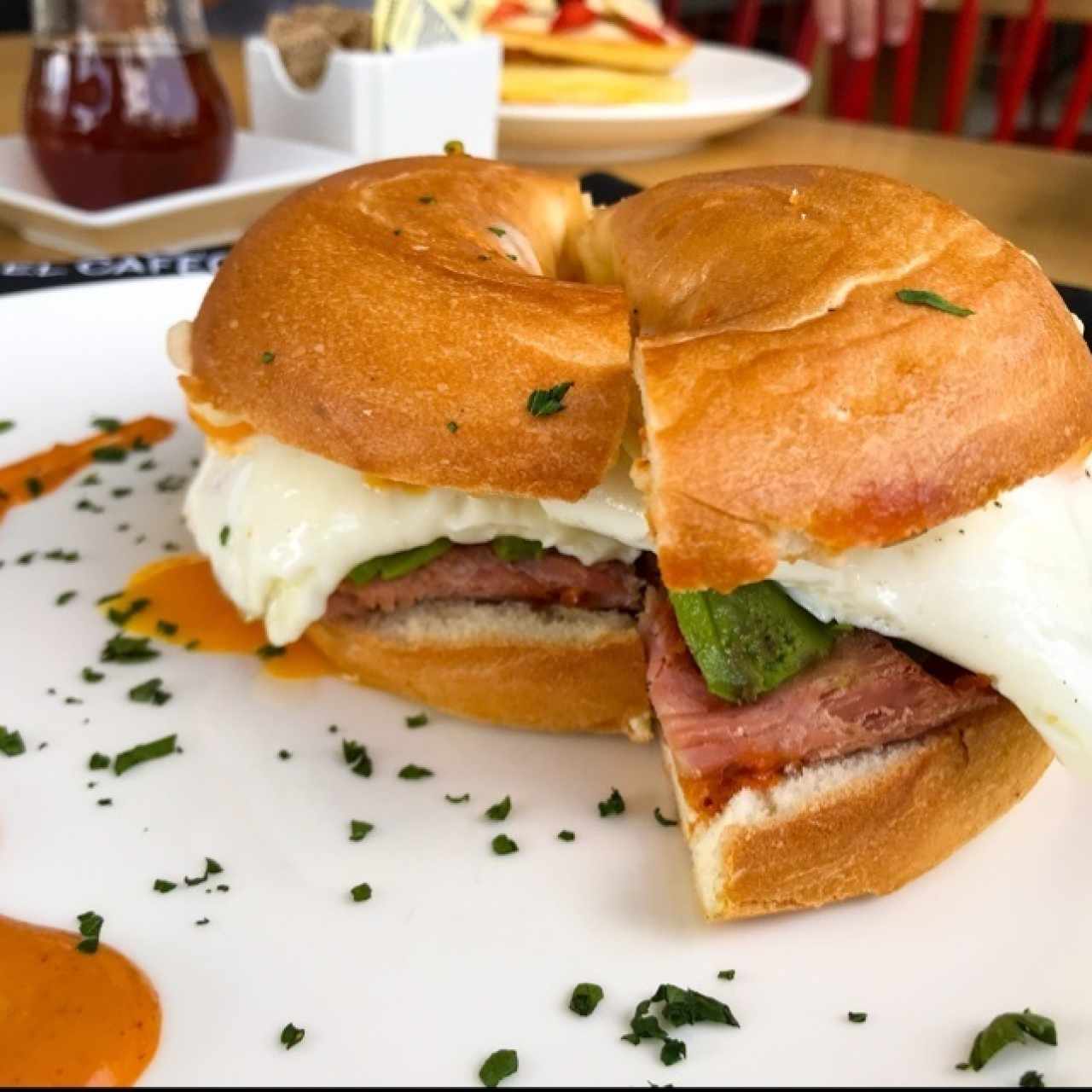 Bagel con huevo y jamón 