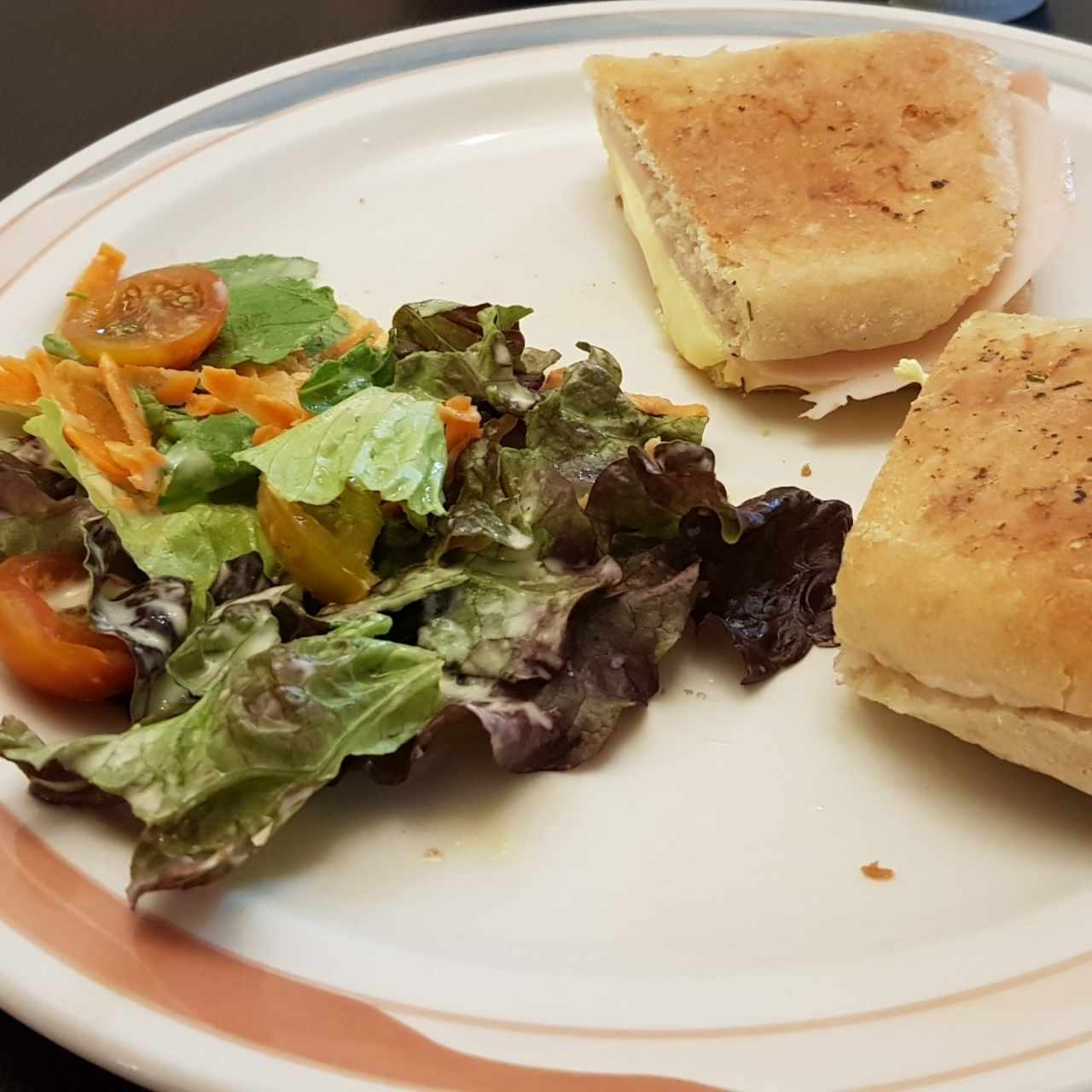 Sándwich de jamón y quesos