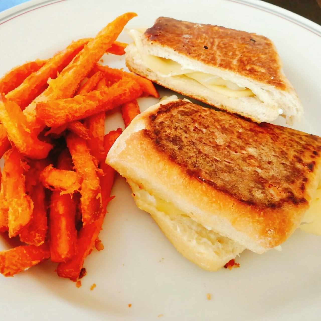 Sándwich de Jamón y Queso con Camote Frito