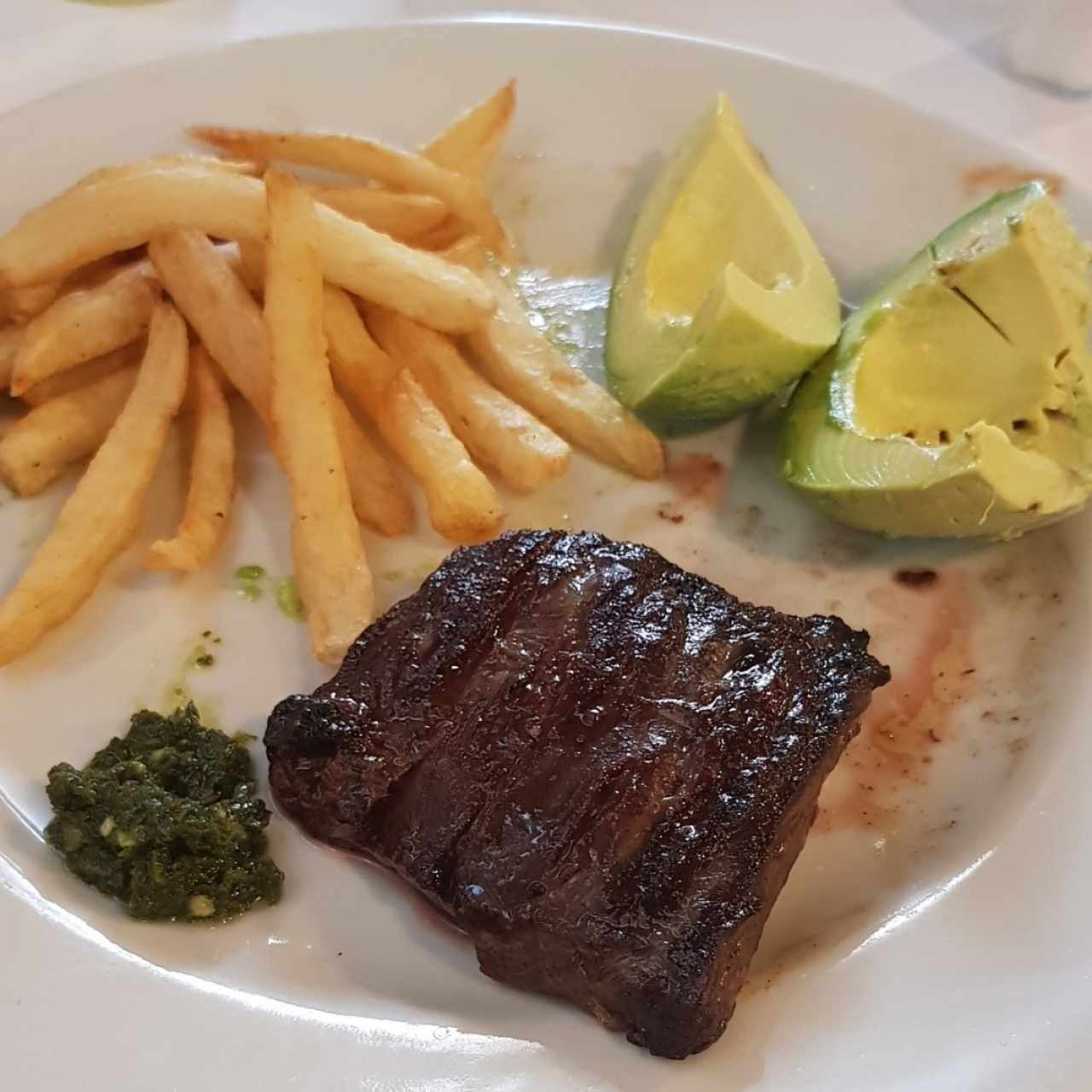 Entraña, papas fritas y ensalada de aguacate