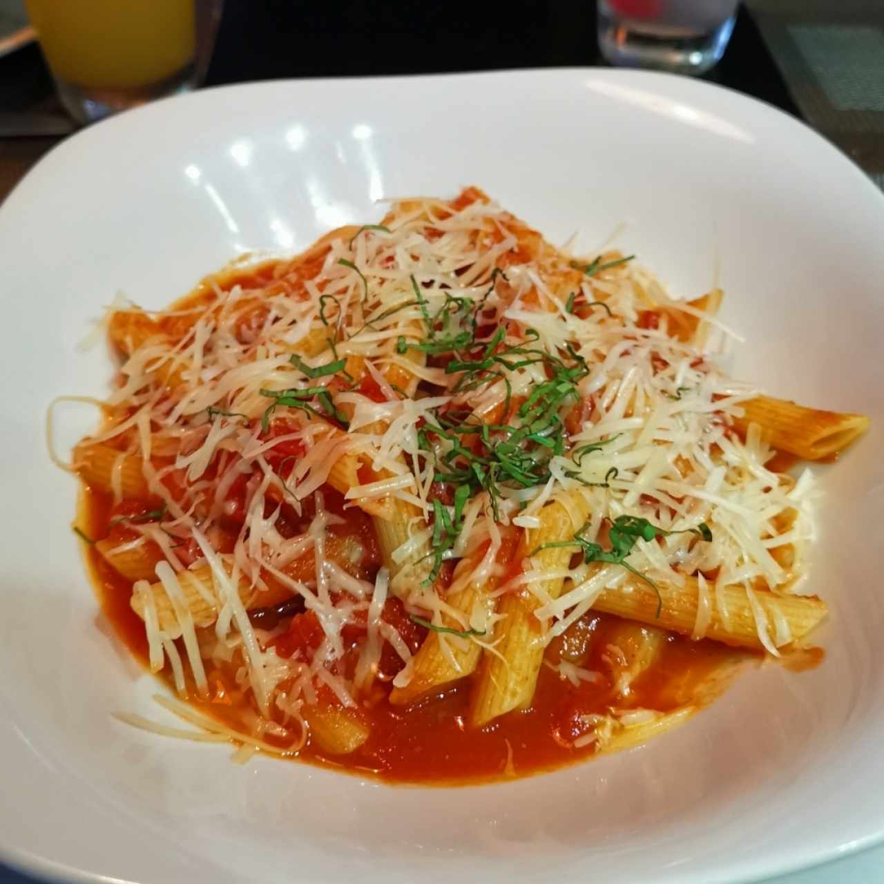 Penne Pomodoro con Tomate, Albahaca y Mozzarella Fresca