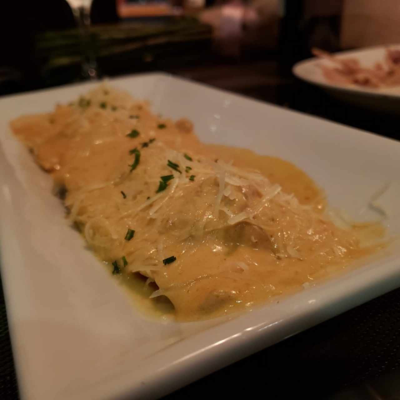 Raviolis Rellenos de Camarón y Queso Mozzarella con Salsa de Chipotle