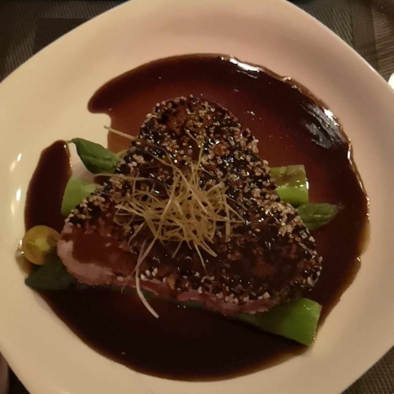 Lomo de Atún Sellado con Ajonjolí Cubierto con Reducción de Vinagre Balsámico
