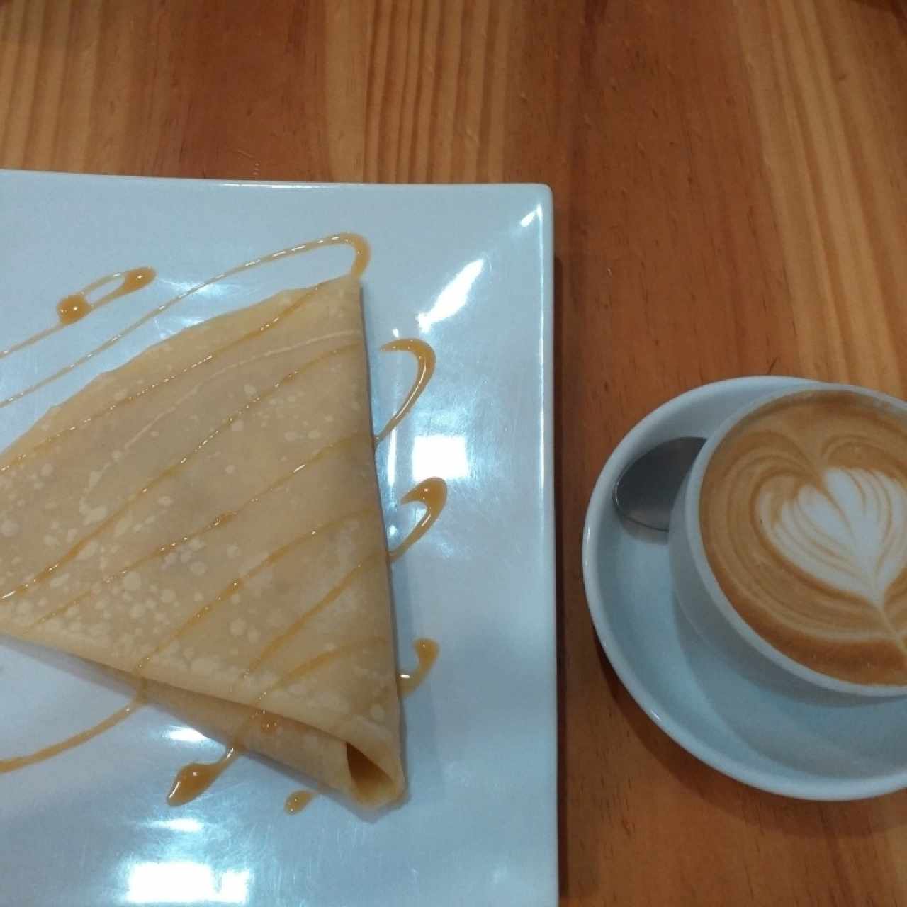 Capuchino y Crepa de melocotón
