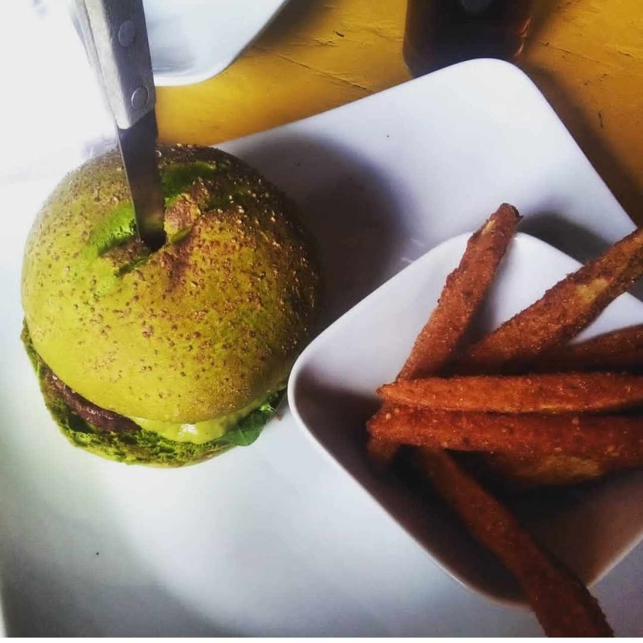 Hamburguesa vegetariana de pan de aguacate