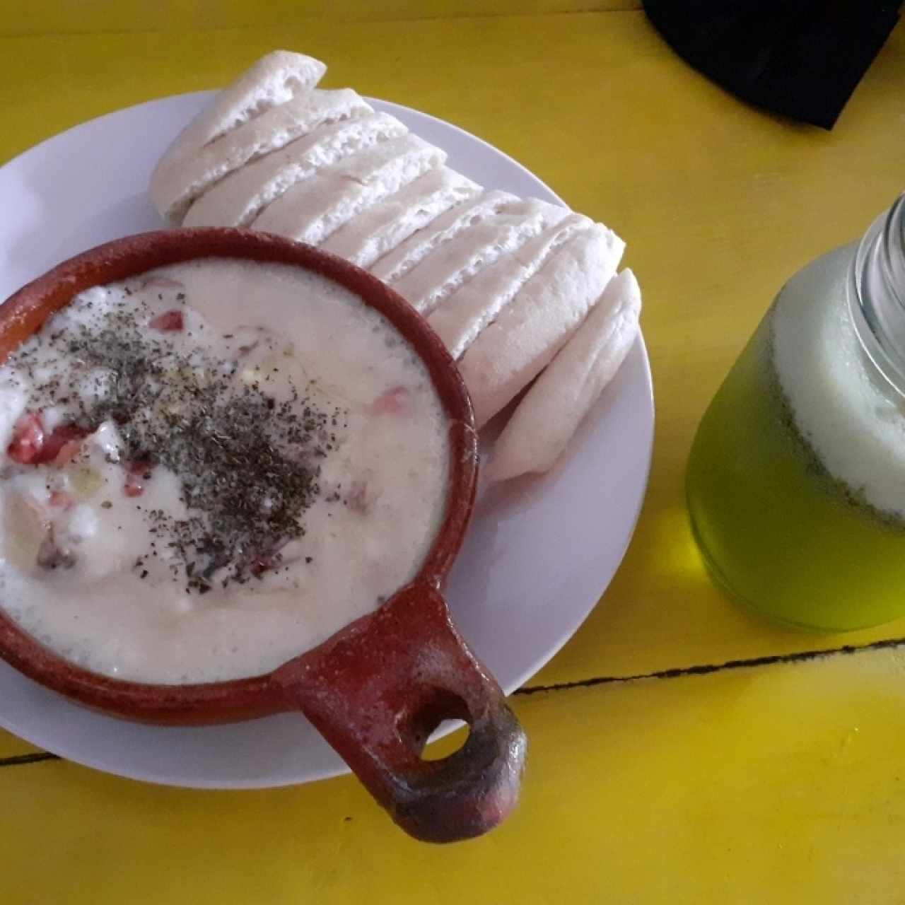 Limonada con menta y queso fundido acompañado de champiñones y pimienta. 