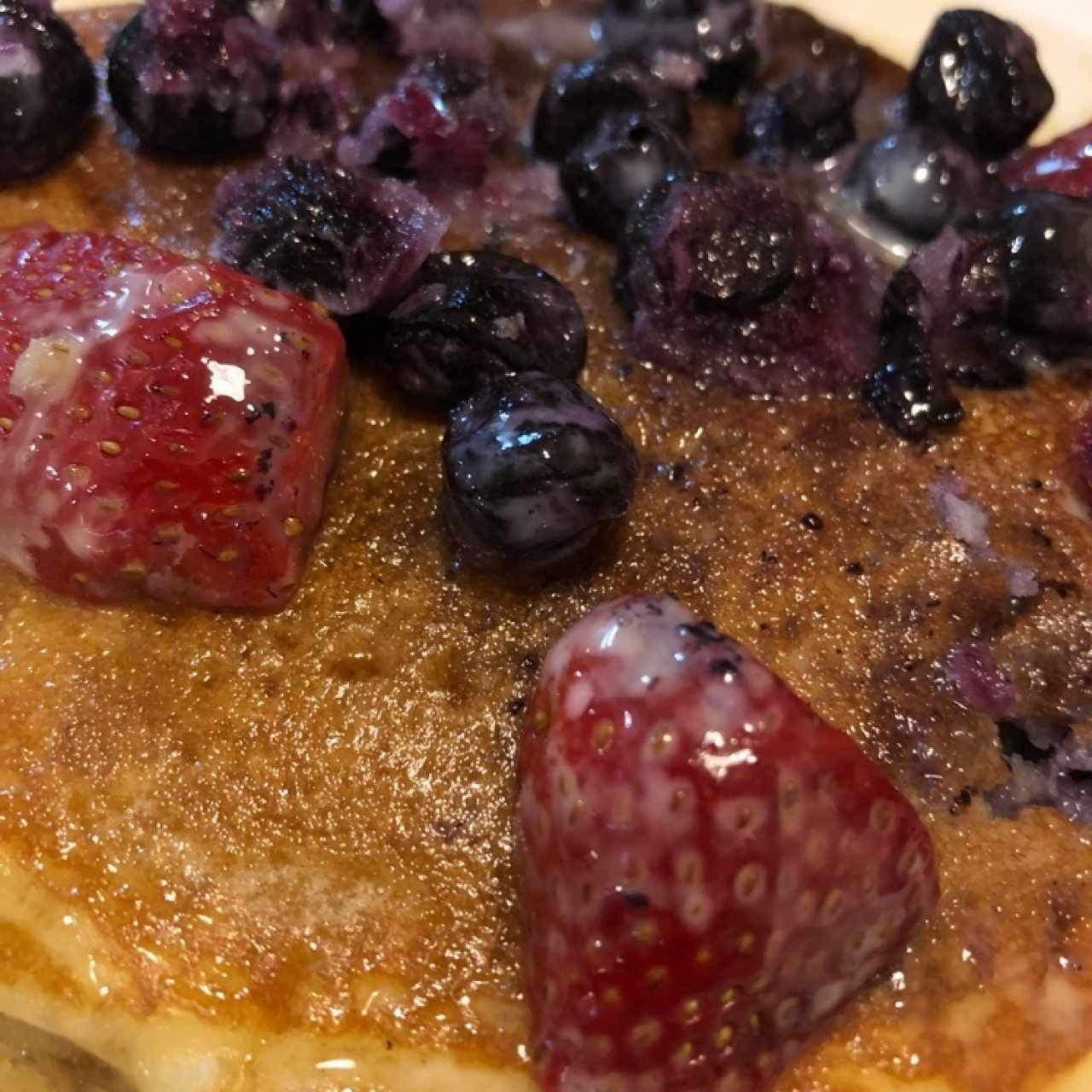 panqueques con leche condensada y berries