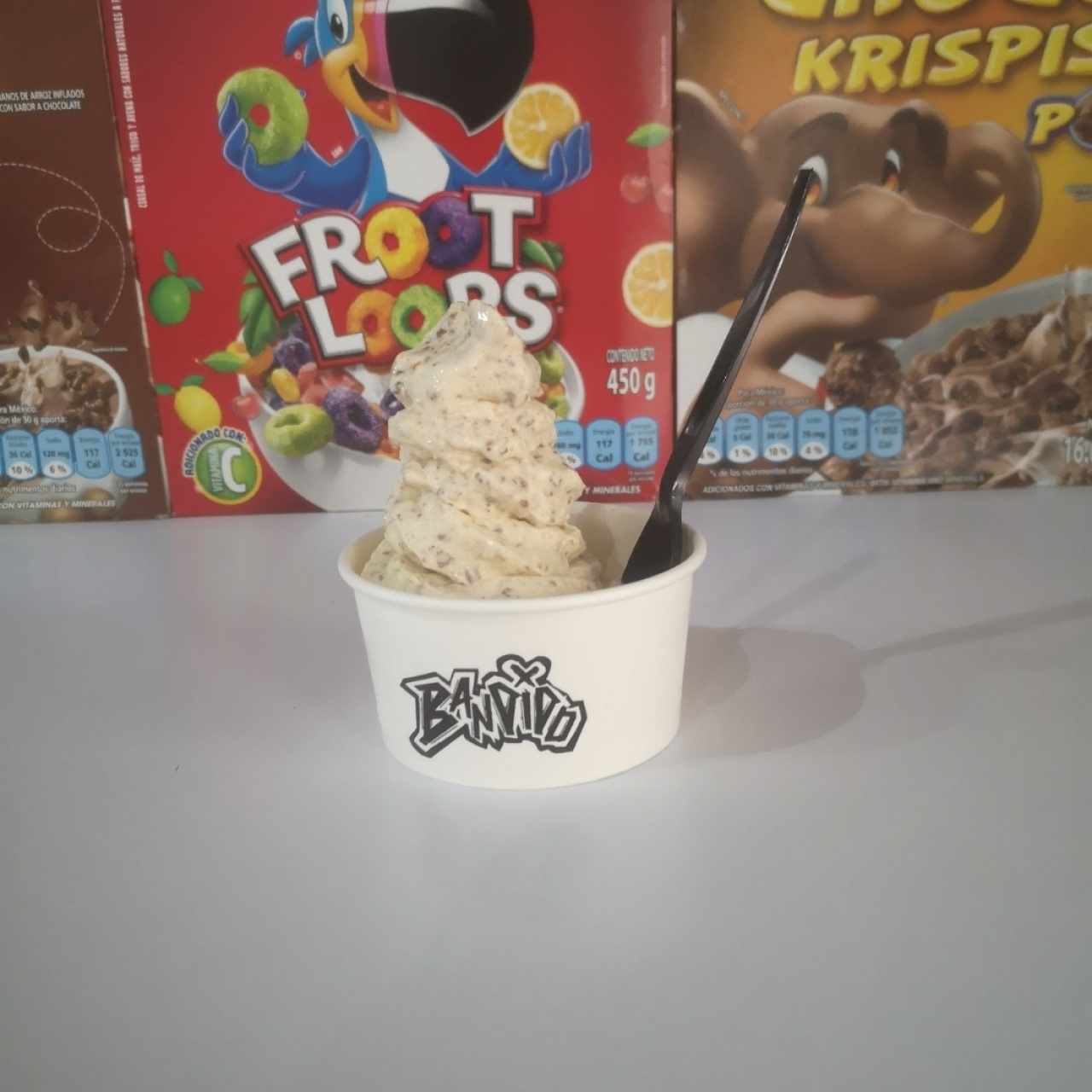 Helado con rice crispy, chocozucaritas y topping de kit kat