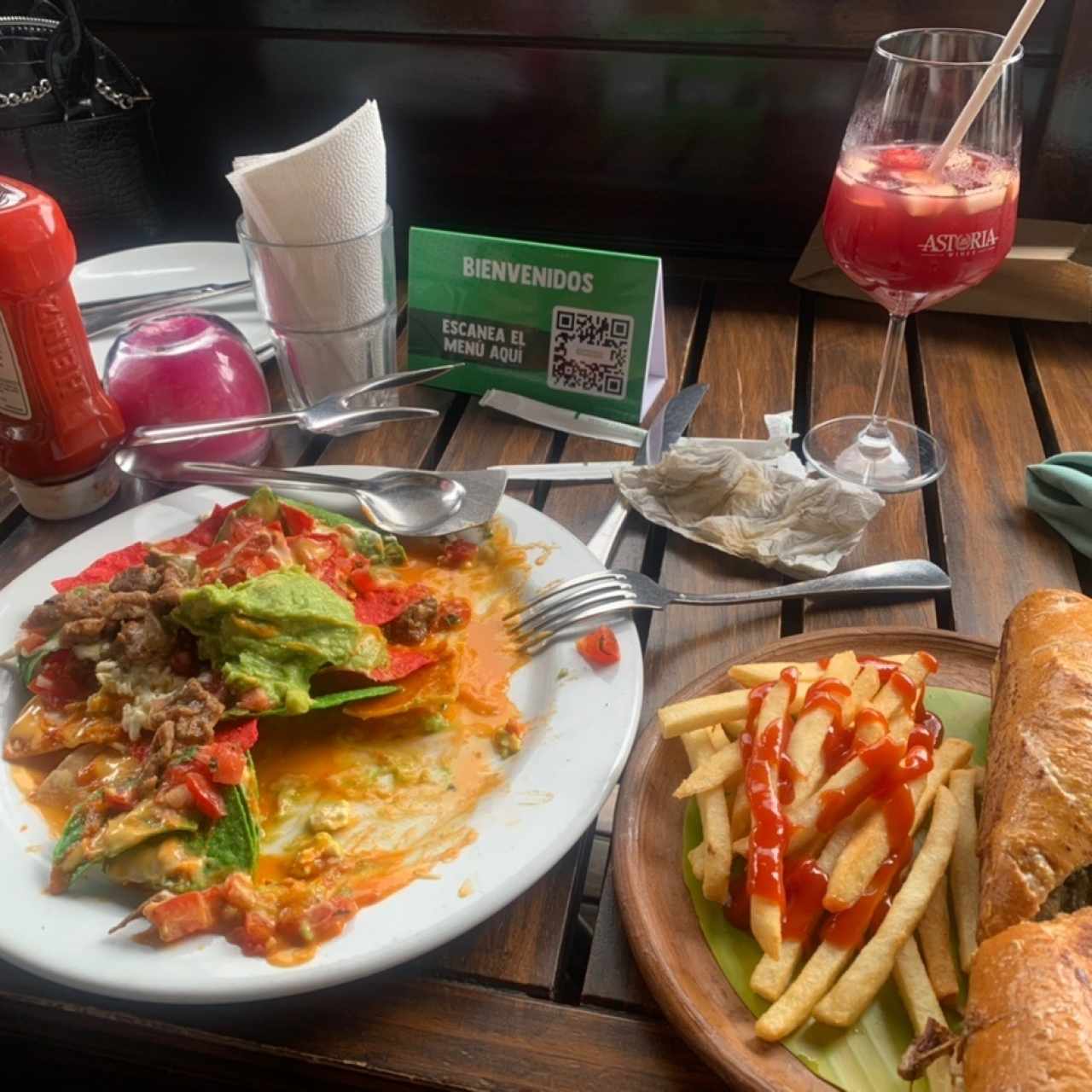 Nachos con Carne Asada, sangria y Pan con Brisket