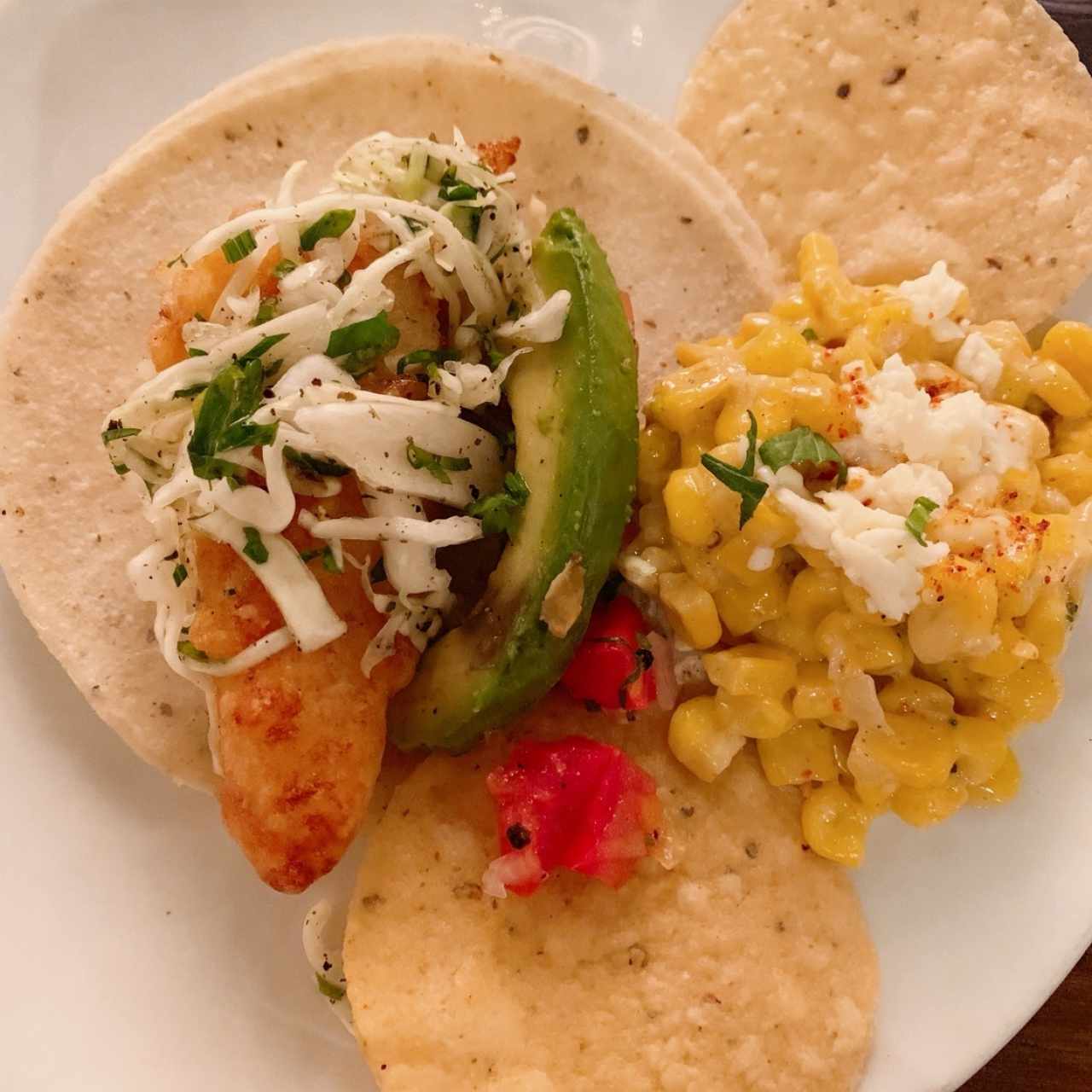Tacos de camarón y esquites