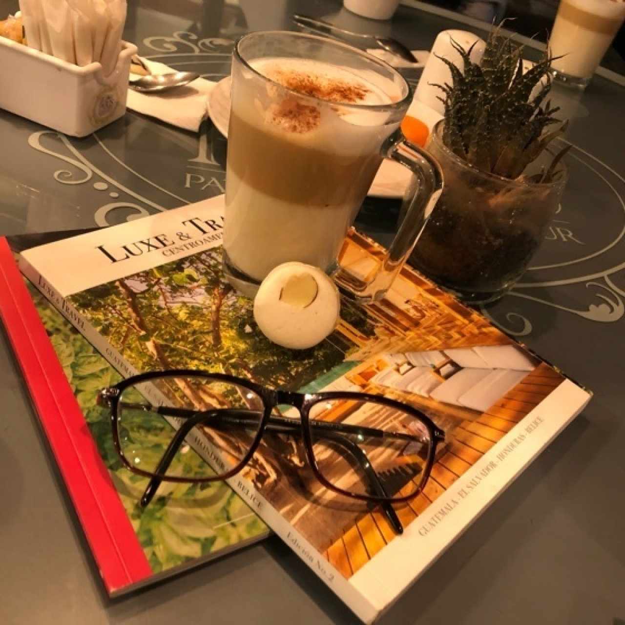 macaroon & capuchino 