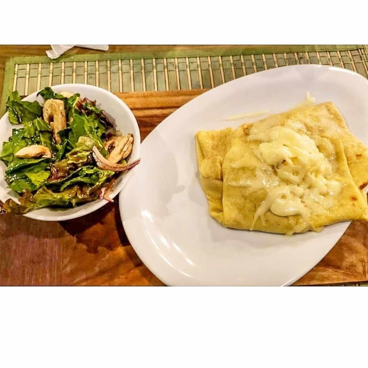 Crepe de jamon y queso con salsa bechamel