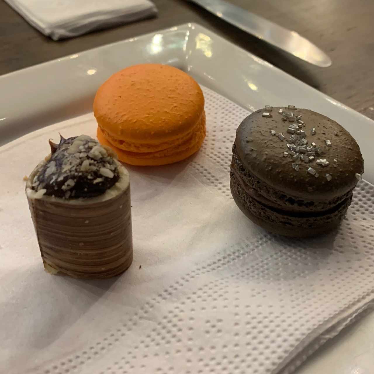 macaron de nutrla y calamindi y cilindro de ron zacapa