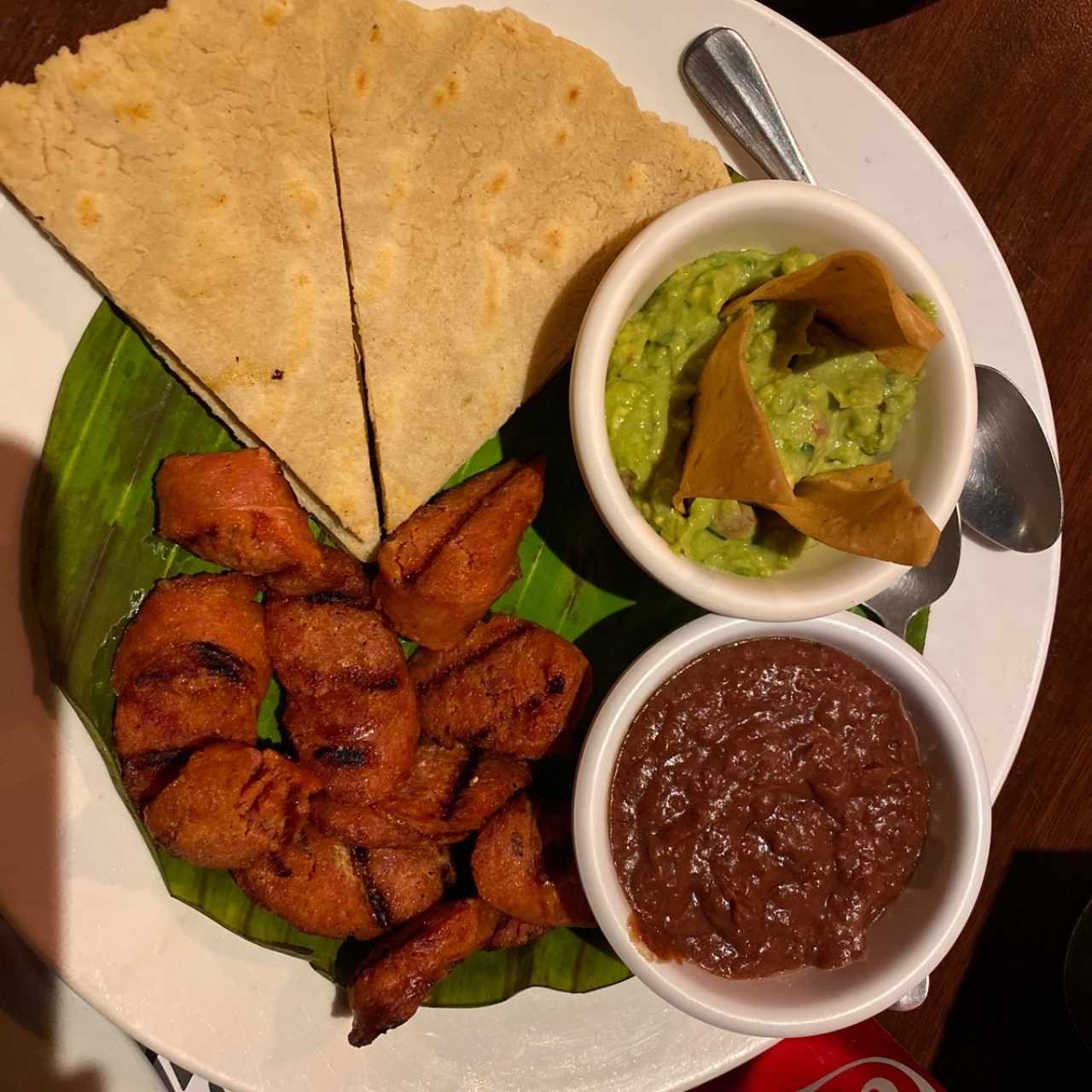 Chorizo con Guacamol y Frijol