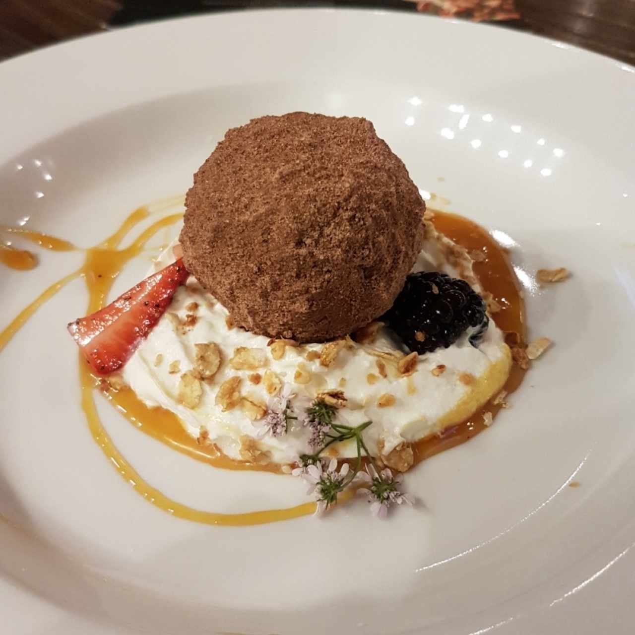 Trufa de chocolate acompañada de compota de mango y anís