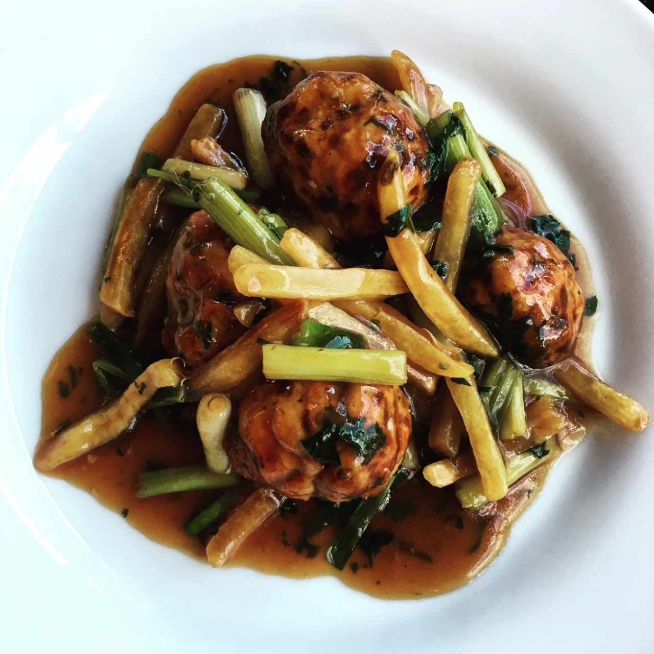 hongos rellenos chinos con frijol chino y salsa de ostras