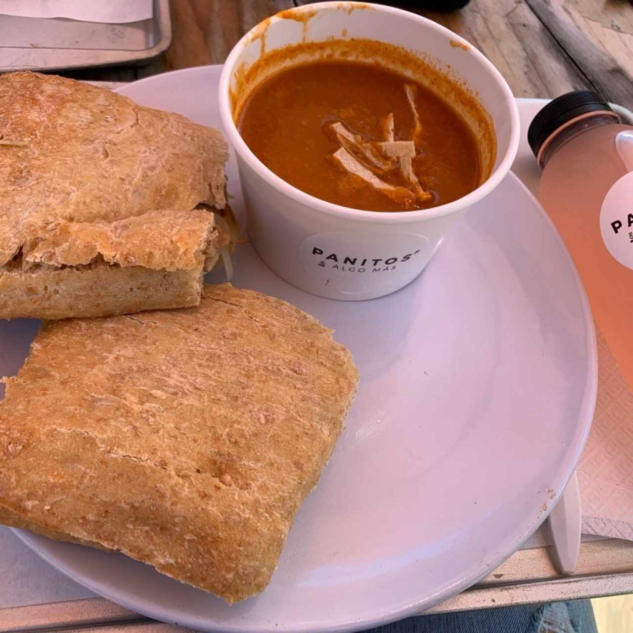 sopa de tortilla, pan integral de queso, pollo, tocino y cebolla caramelizada.
