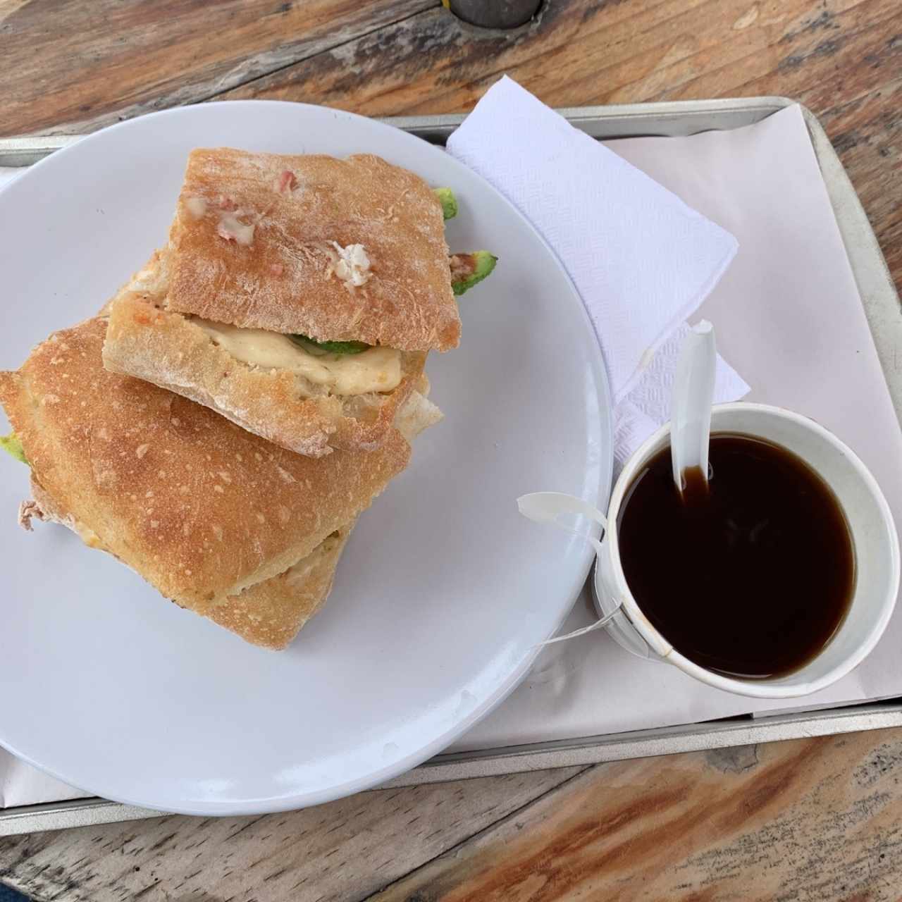 pan con queso, aguacate, huevo y salsa 