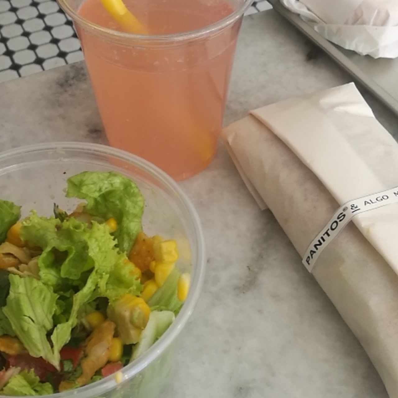 tortilla de harina con carne adobada, picó de gallo y aguacate; limonada rosada con soda; por último una ensalada con elotitos, poco de gallo, Lechuga, pollo y tortrix.