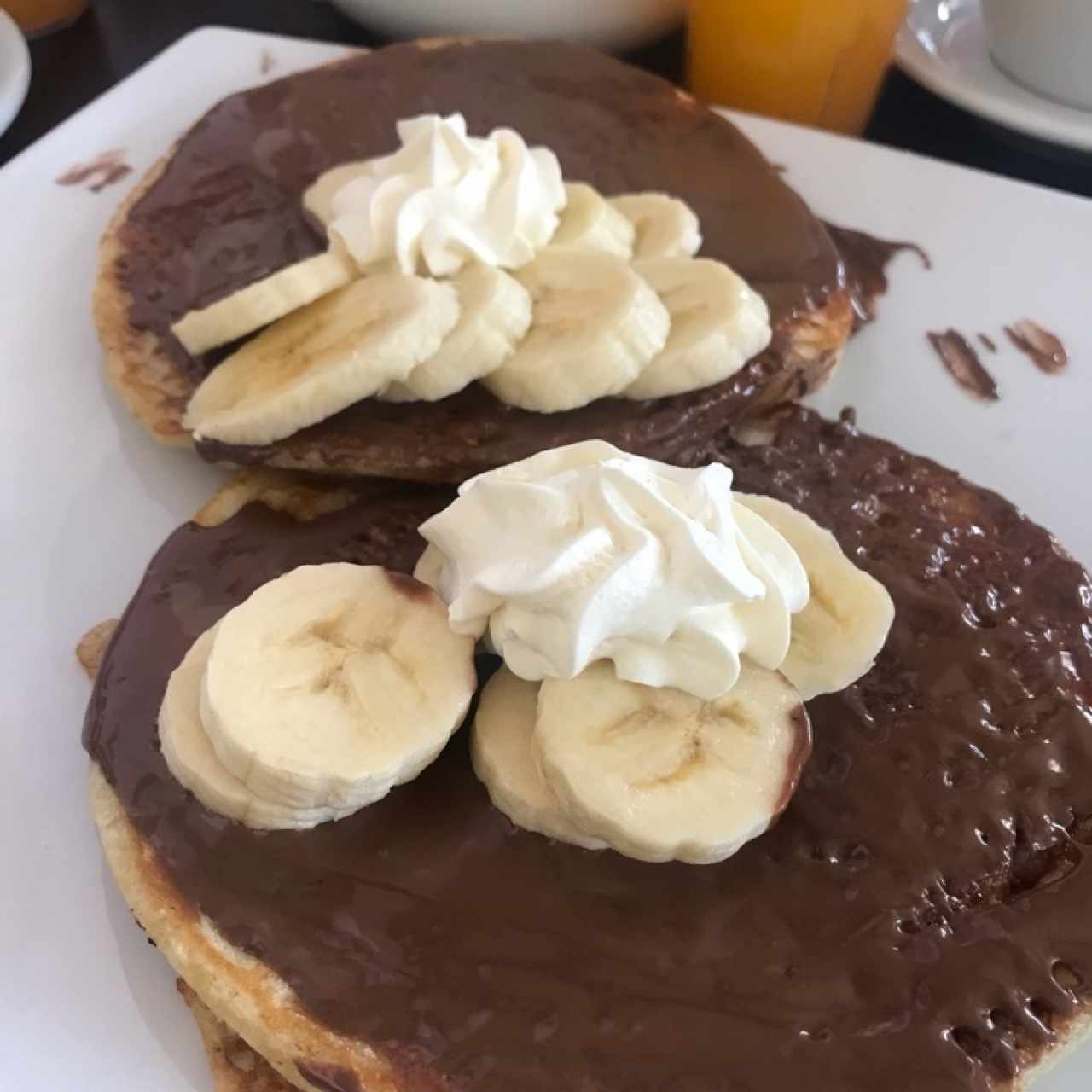 Panqueques con Hazella, Banano y Crema Batida