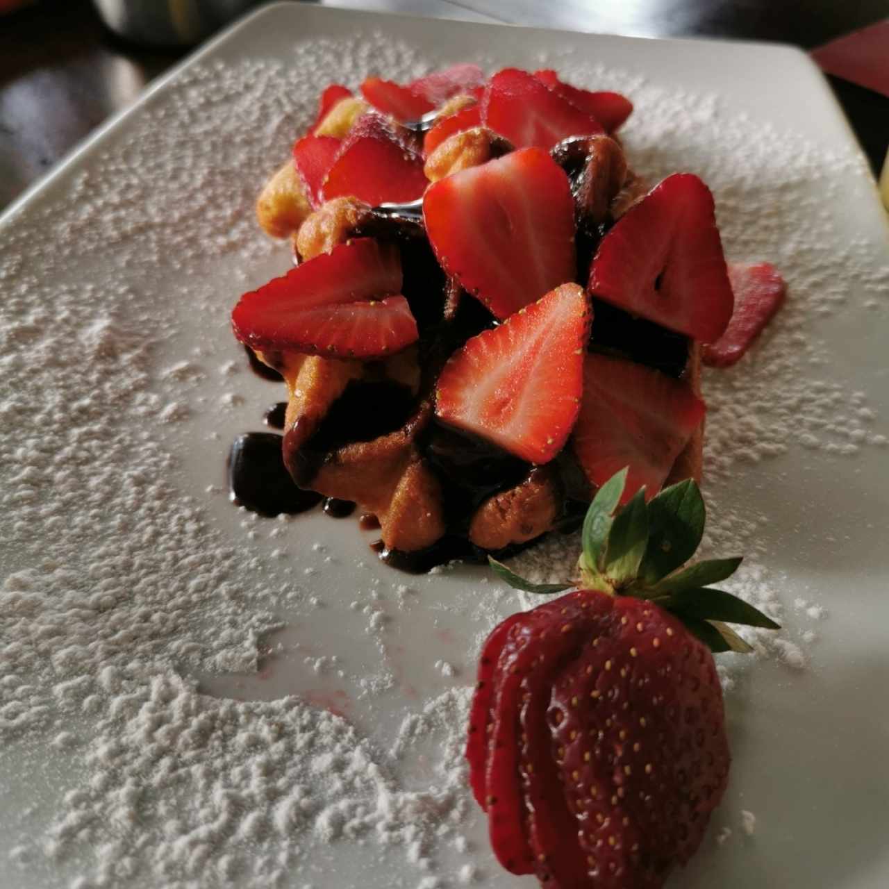 wafles con chocolate y fresas