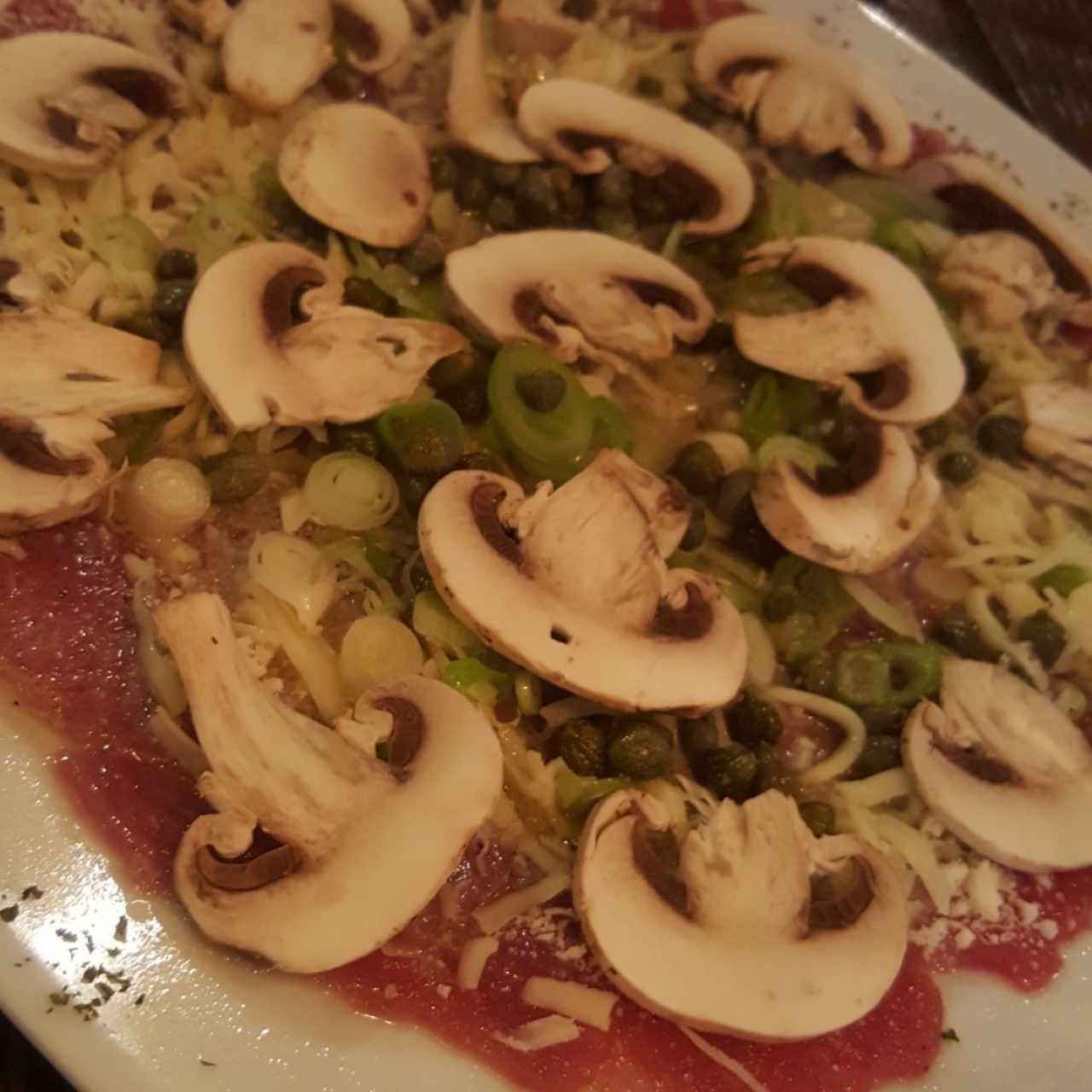 carpaccio de lomito y hongos