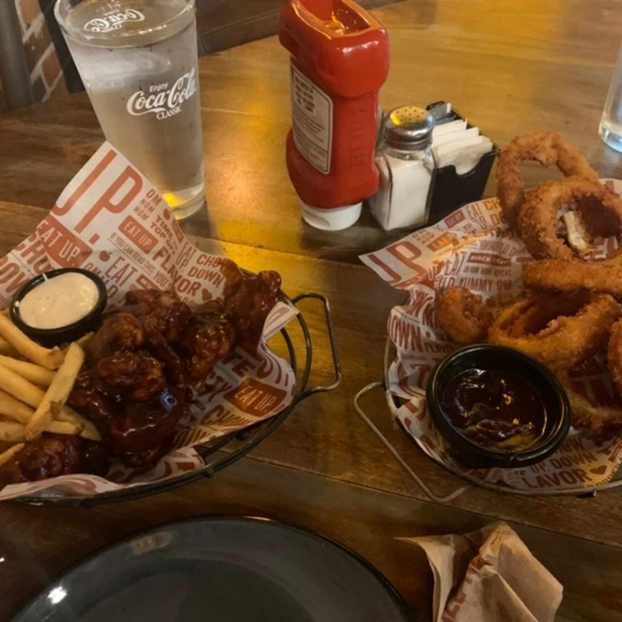 Boneless Wings 12 OZ  y aros de cebolla