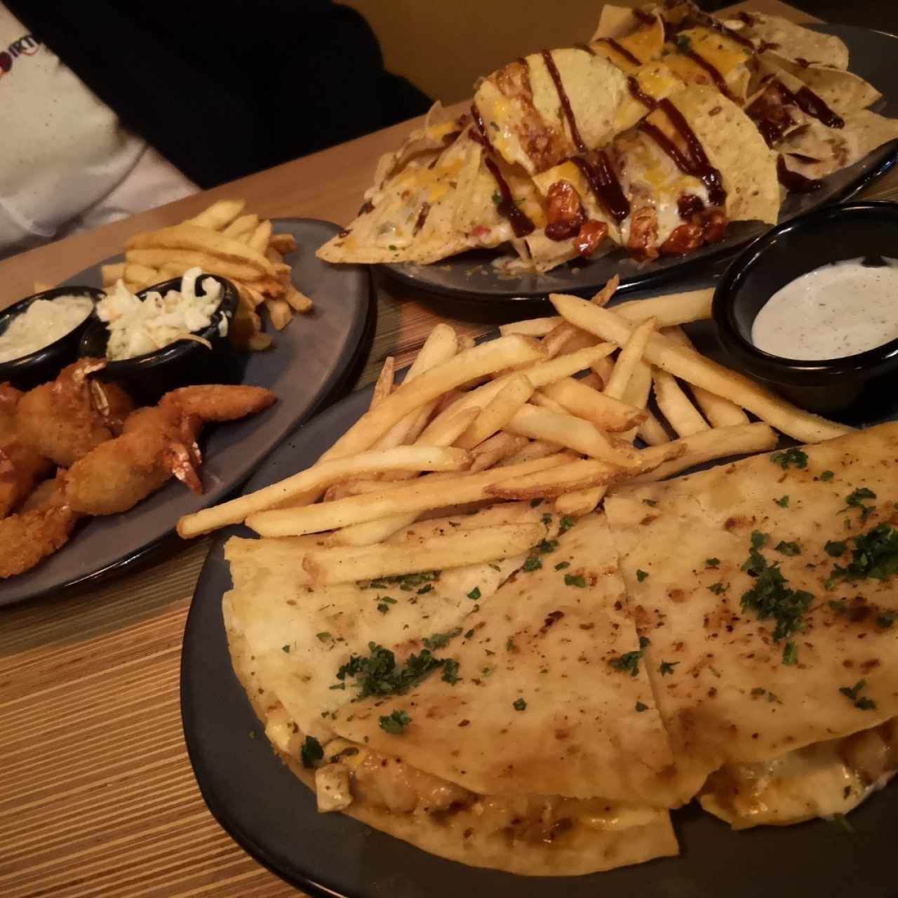 ENTRADAS - Mucho Chicken Quesadilla