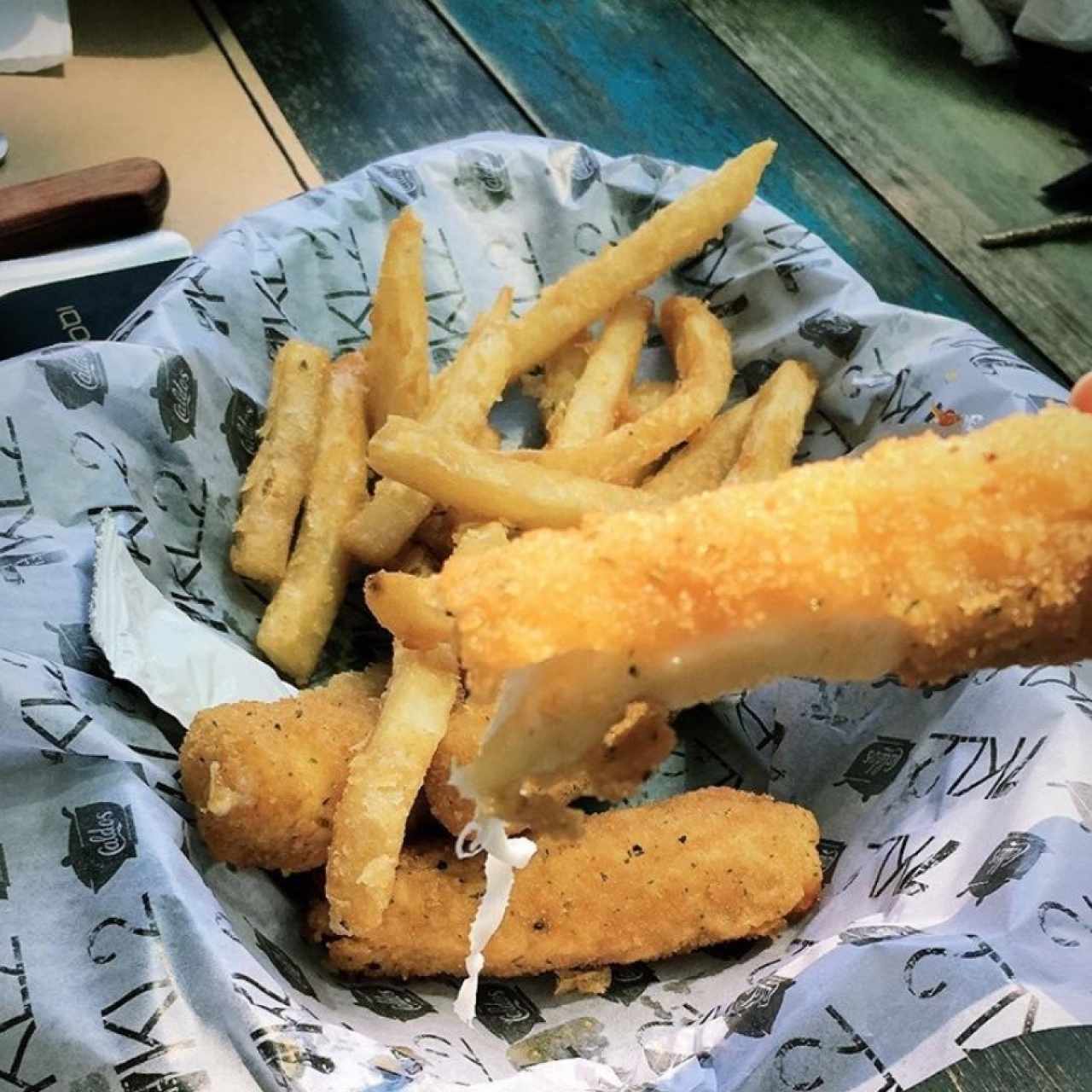 Deditos de Pescado con Papas Fritas