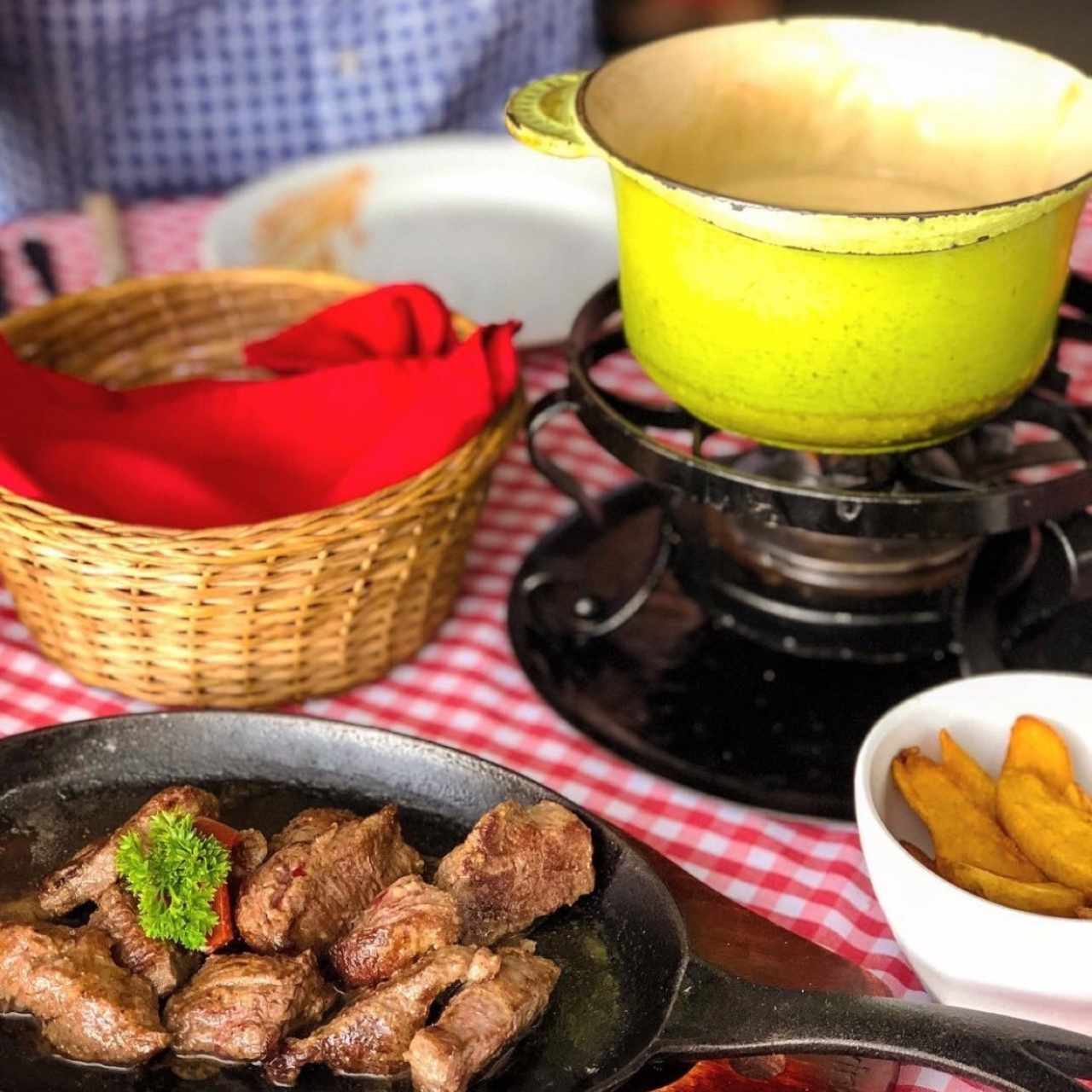 Queso con Lomito 2 P: Q.259 / 3 P: Q.335