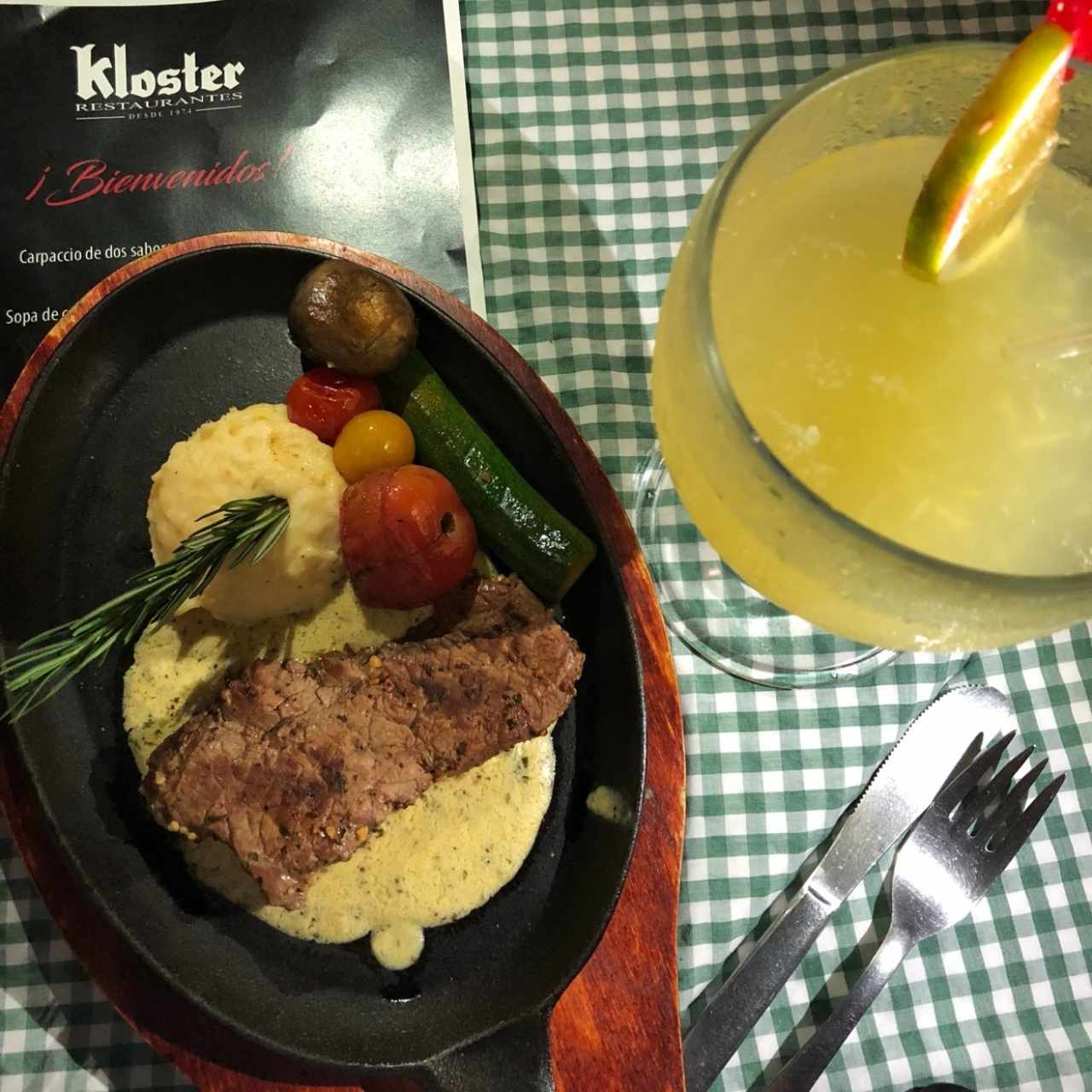 carne con vegetales salteados y pure de zanahoria