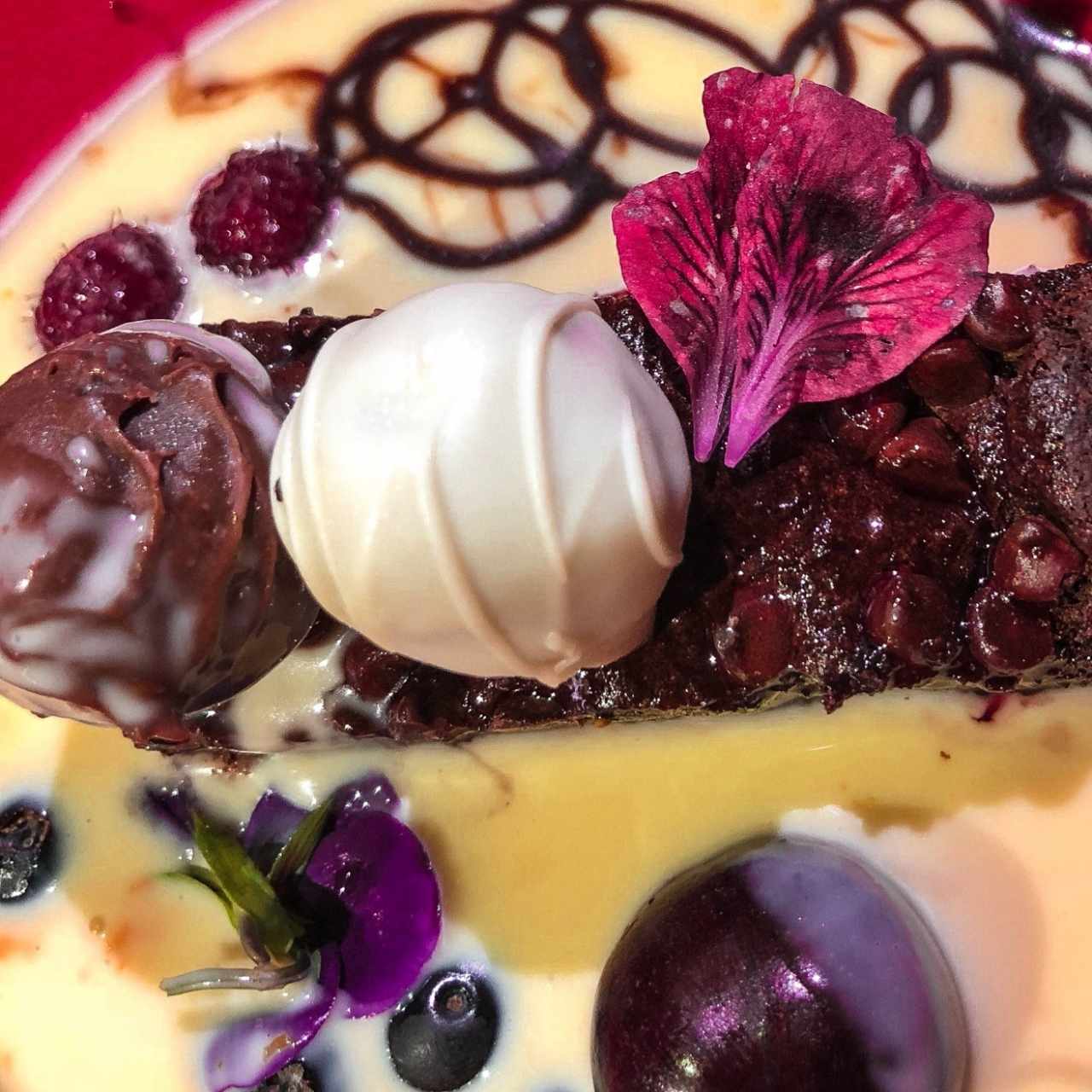 brownie con esferas rellenas