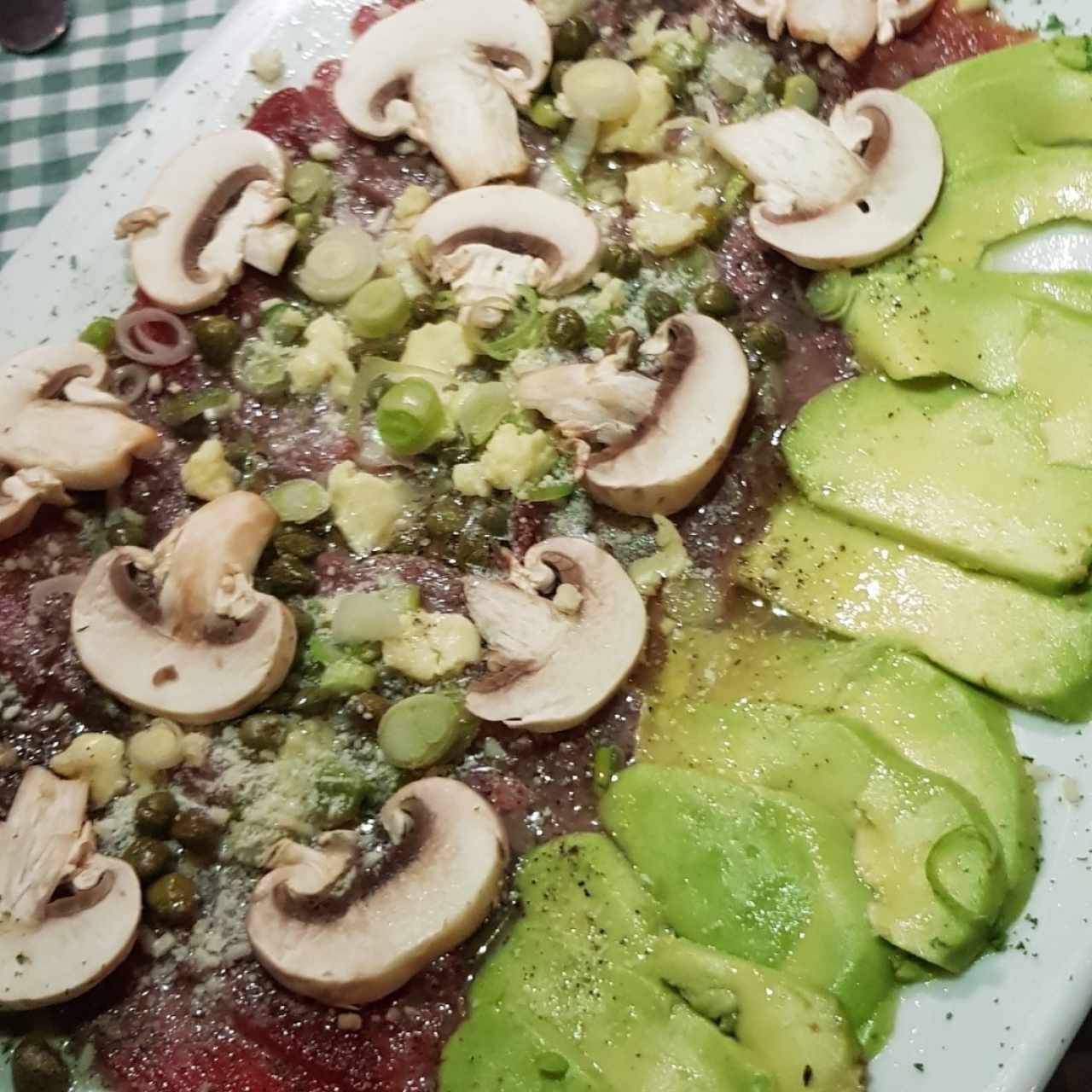 carpaccio de sabores, aguacate y lomito 