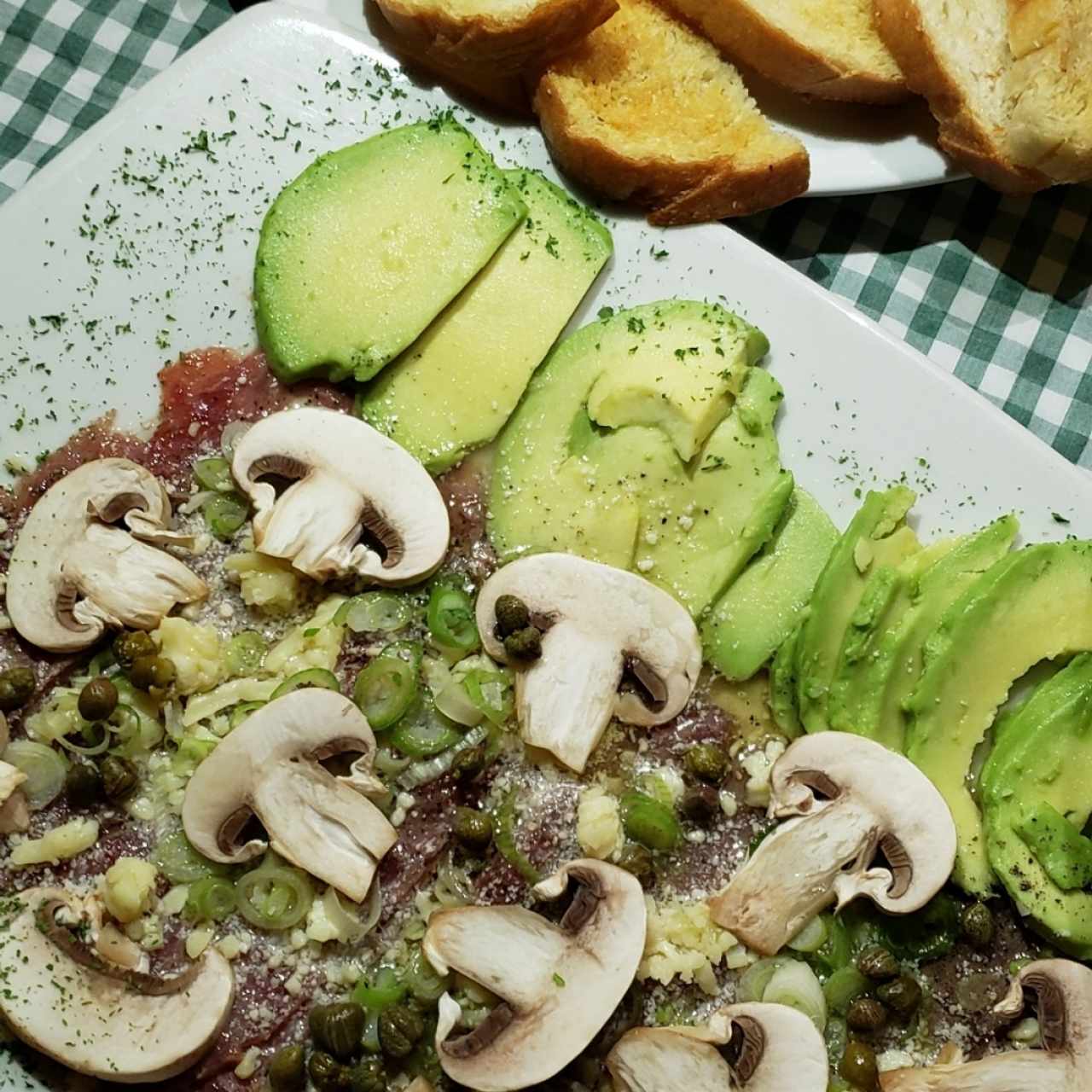 Carpaccio de dos sabores. Aguacate y Lomito