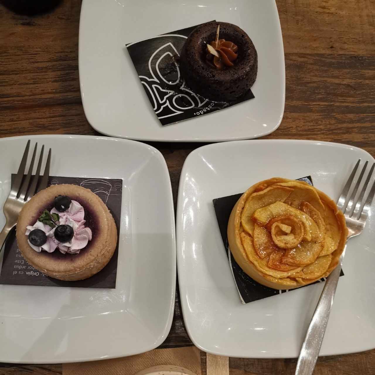 Brownie, apple tart y blueberry cheescake