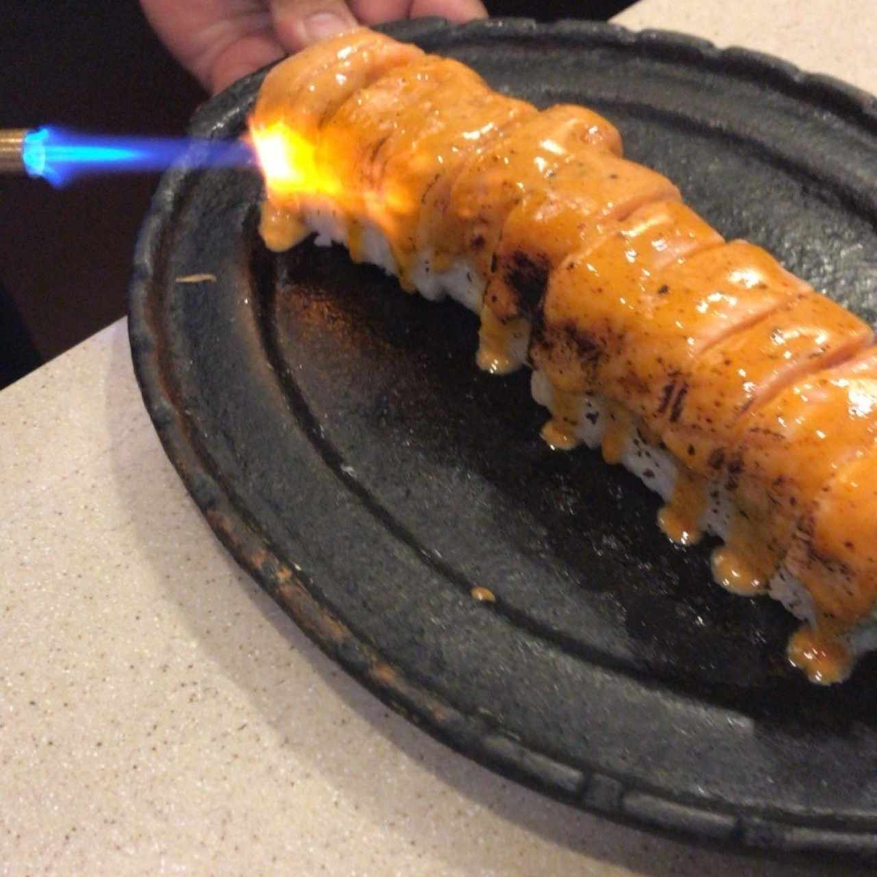 sushi de salmón flameado