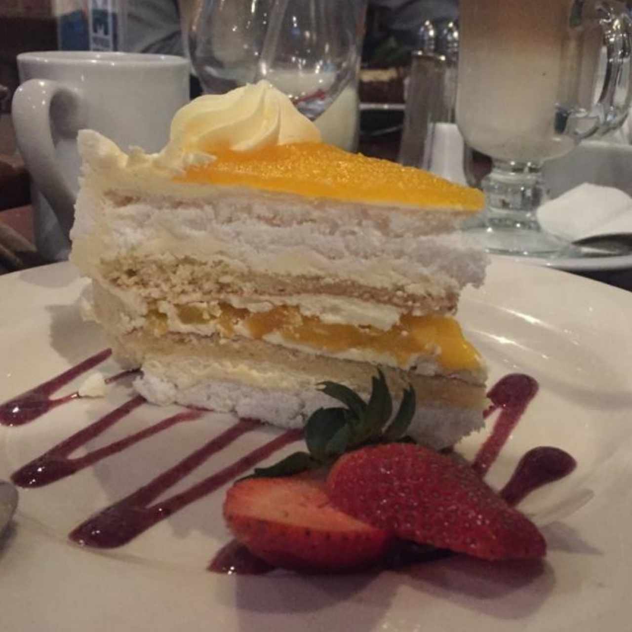 pastel de melocotón y capuchino 