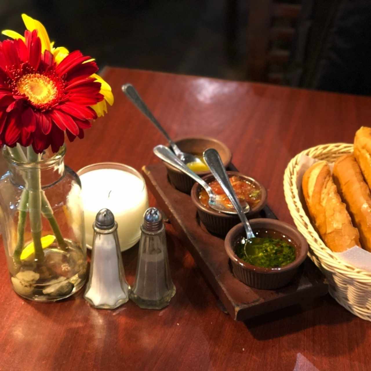 pan con ajo y salsitas