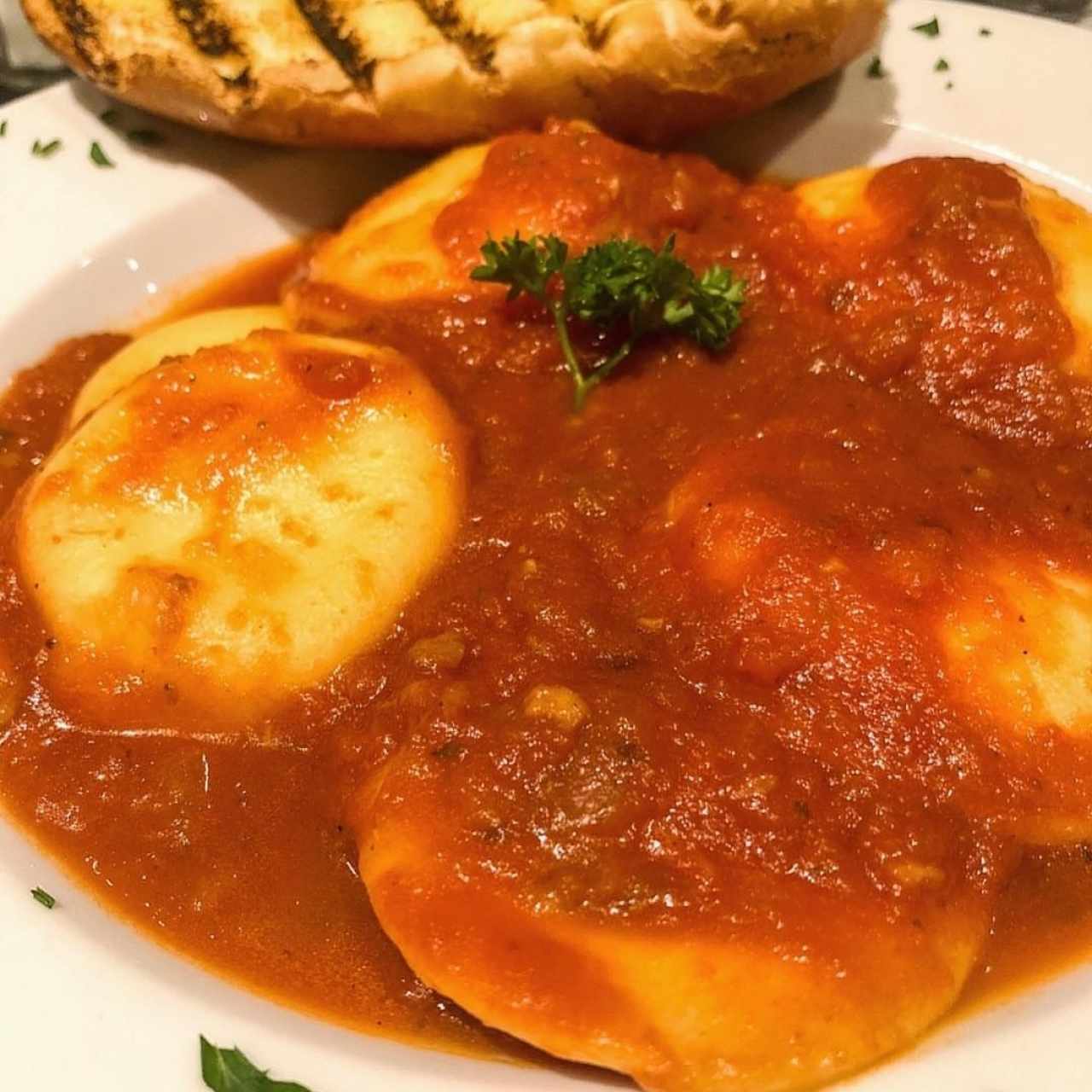 Raviolis tres quesos al Pomodoro