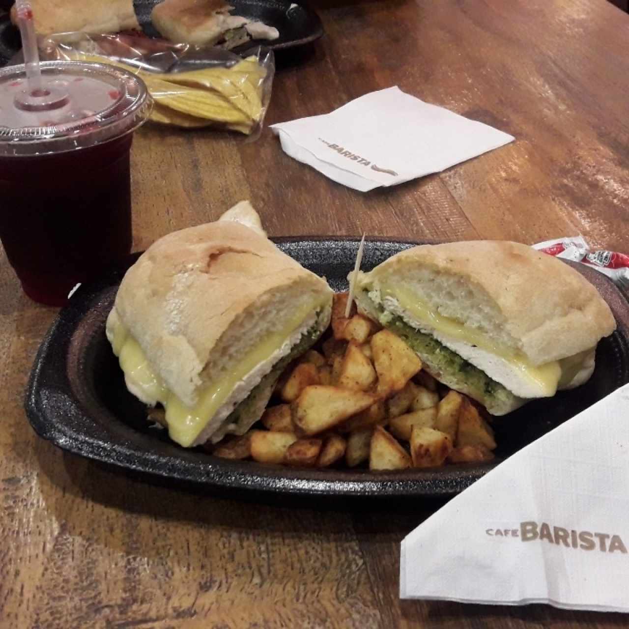 Pannini de pollo génova al pesto con queso mozzarella 