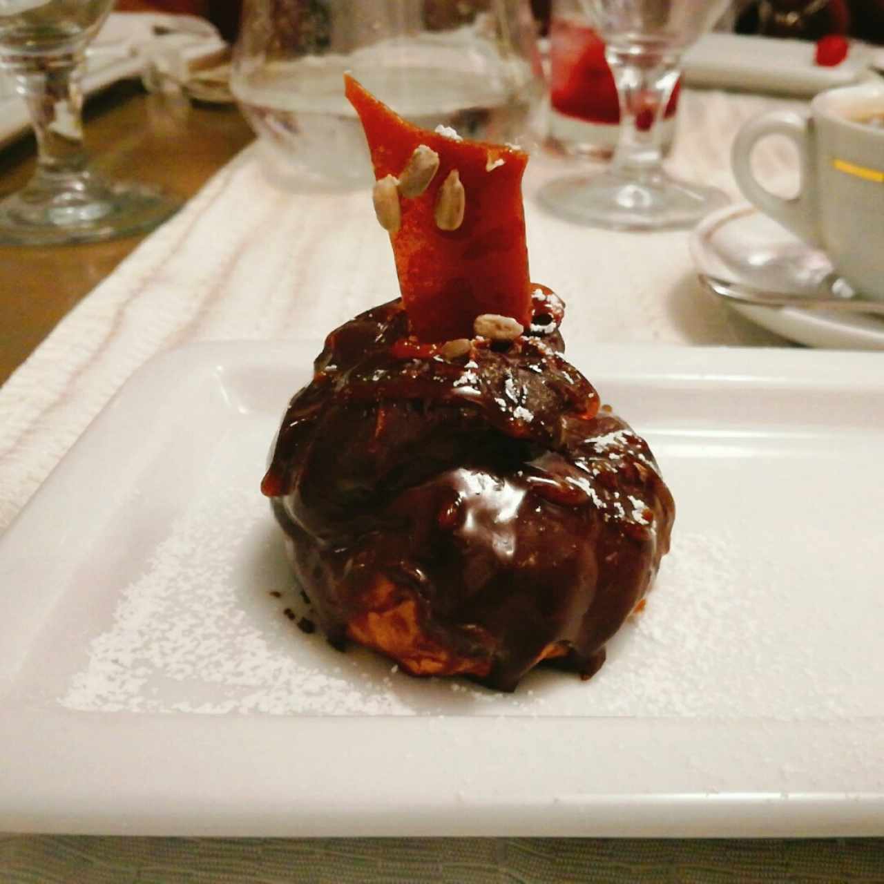 Profiterol con Cubierta de Chocolate Oscurp