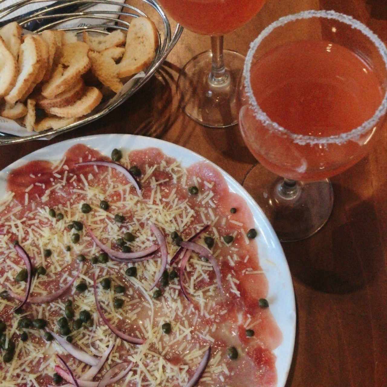 sangria rose y carpaccio de lomito